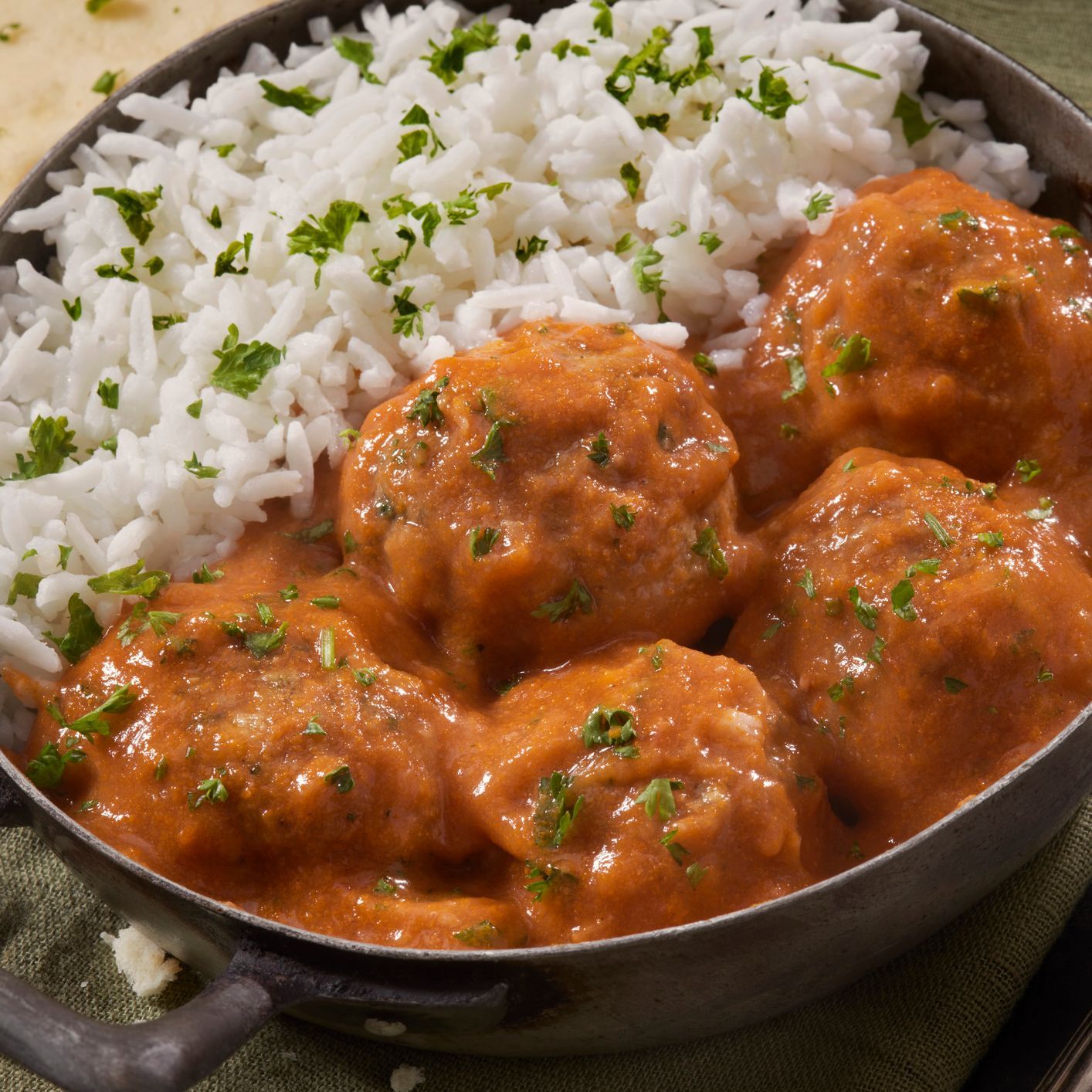 Boulettes de Poulet à la Sauce Tomate à l’Indienne et Riz Basmati Parfumé