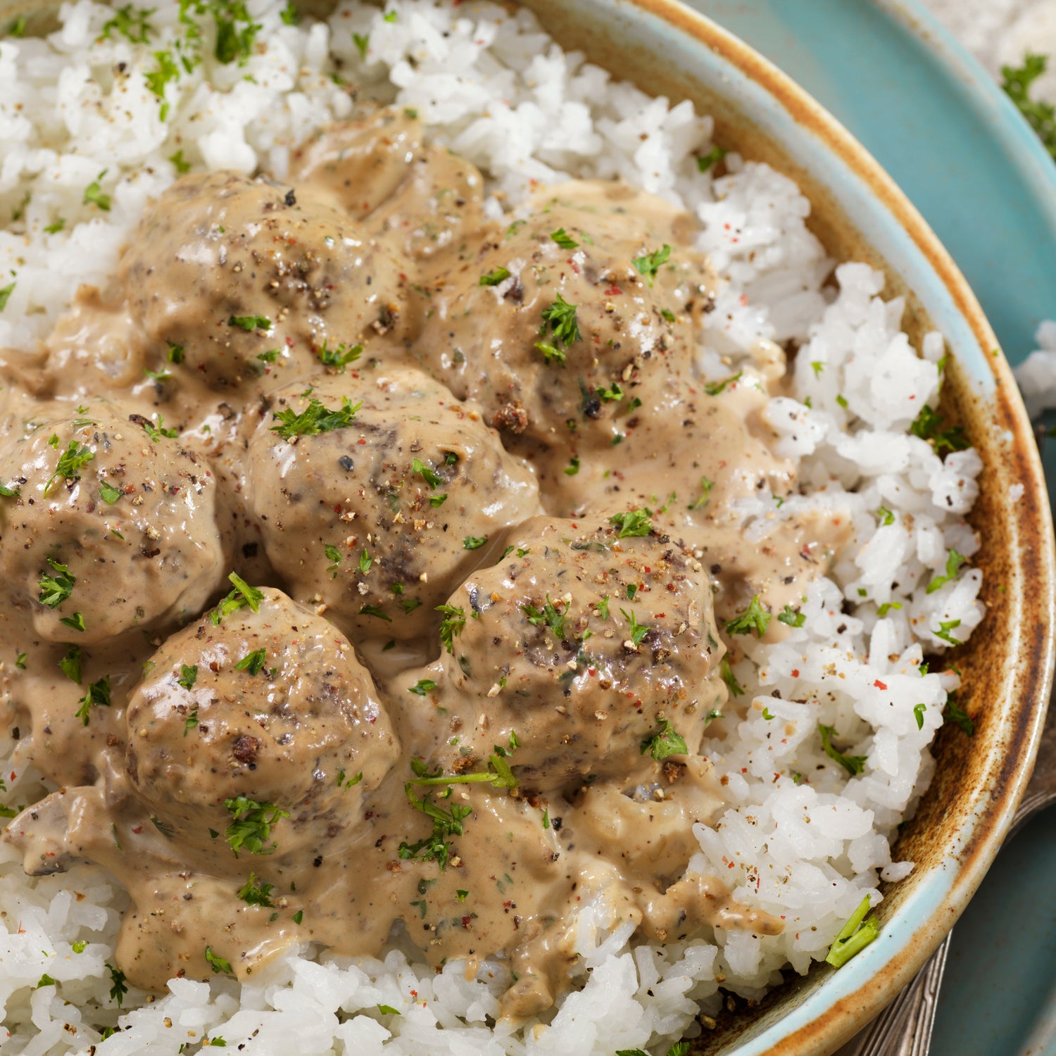Boulettes de porc sauce hamburger steak à la sauce champignons et riz pilaf