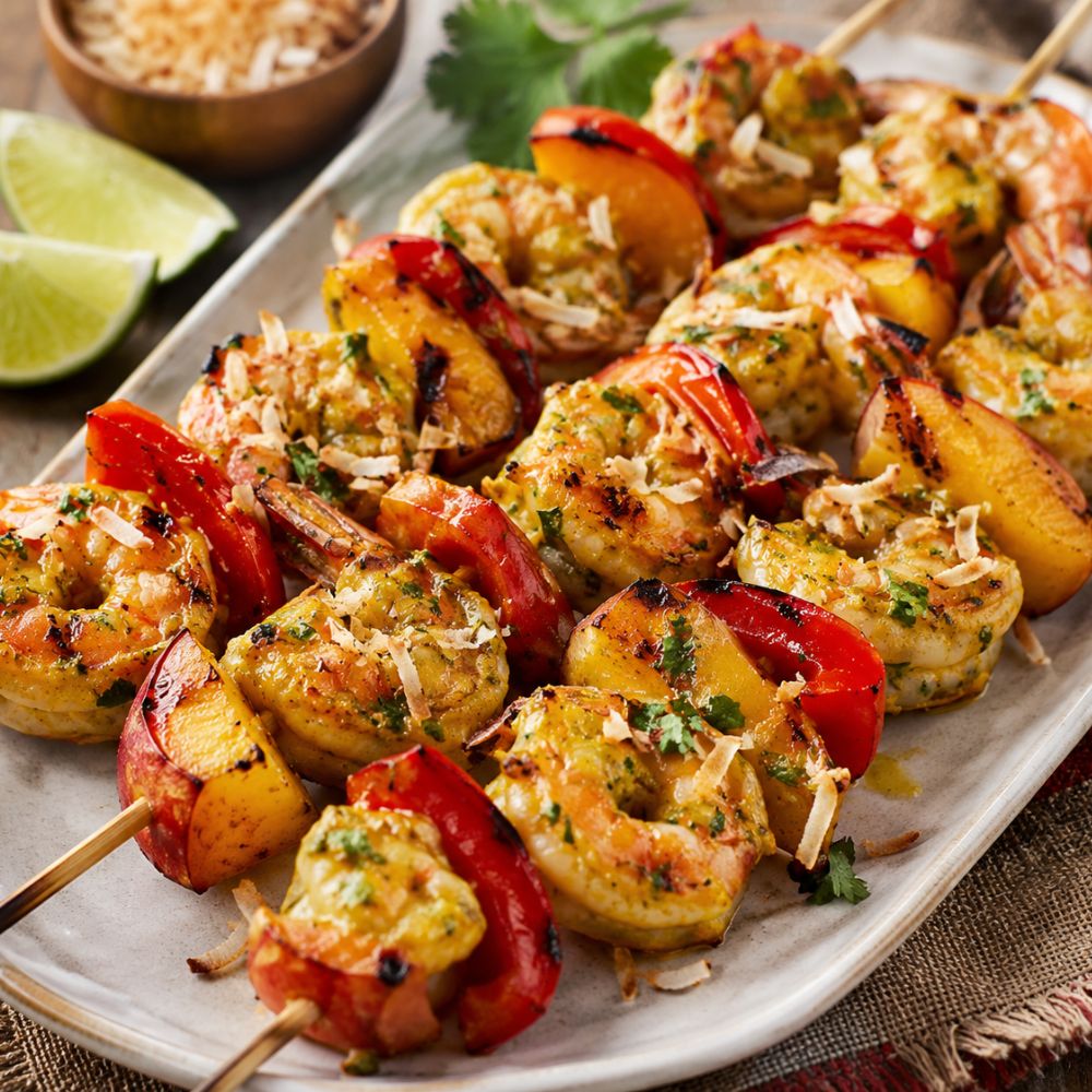Brochettes de crevettes grillées curry et pêche