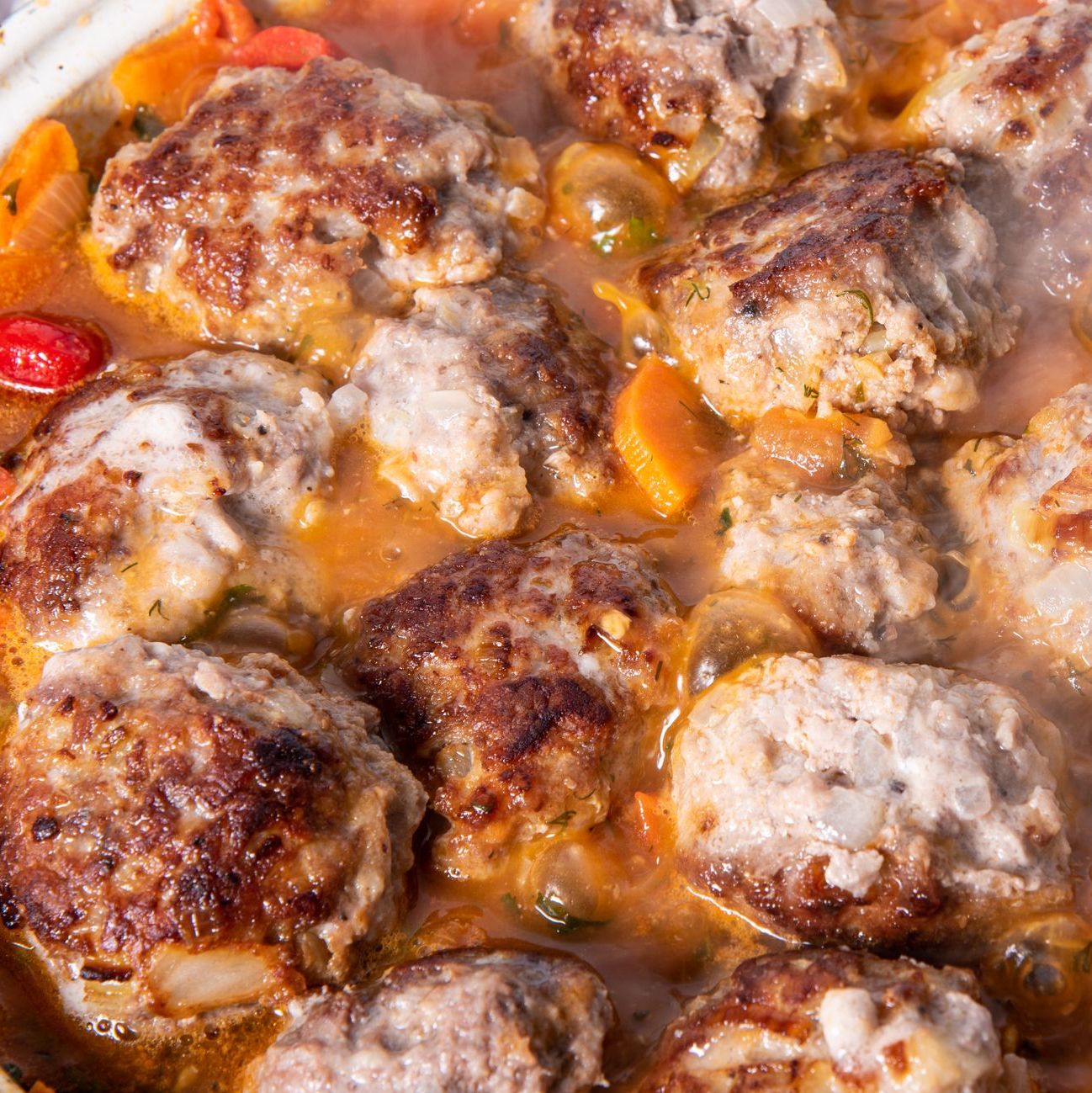 Casserole de boulettes de porc sauce hamburger steak et légumes racines