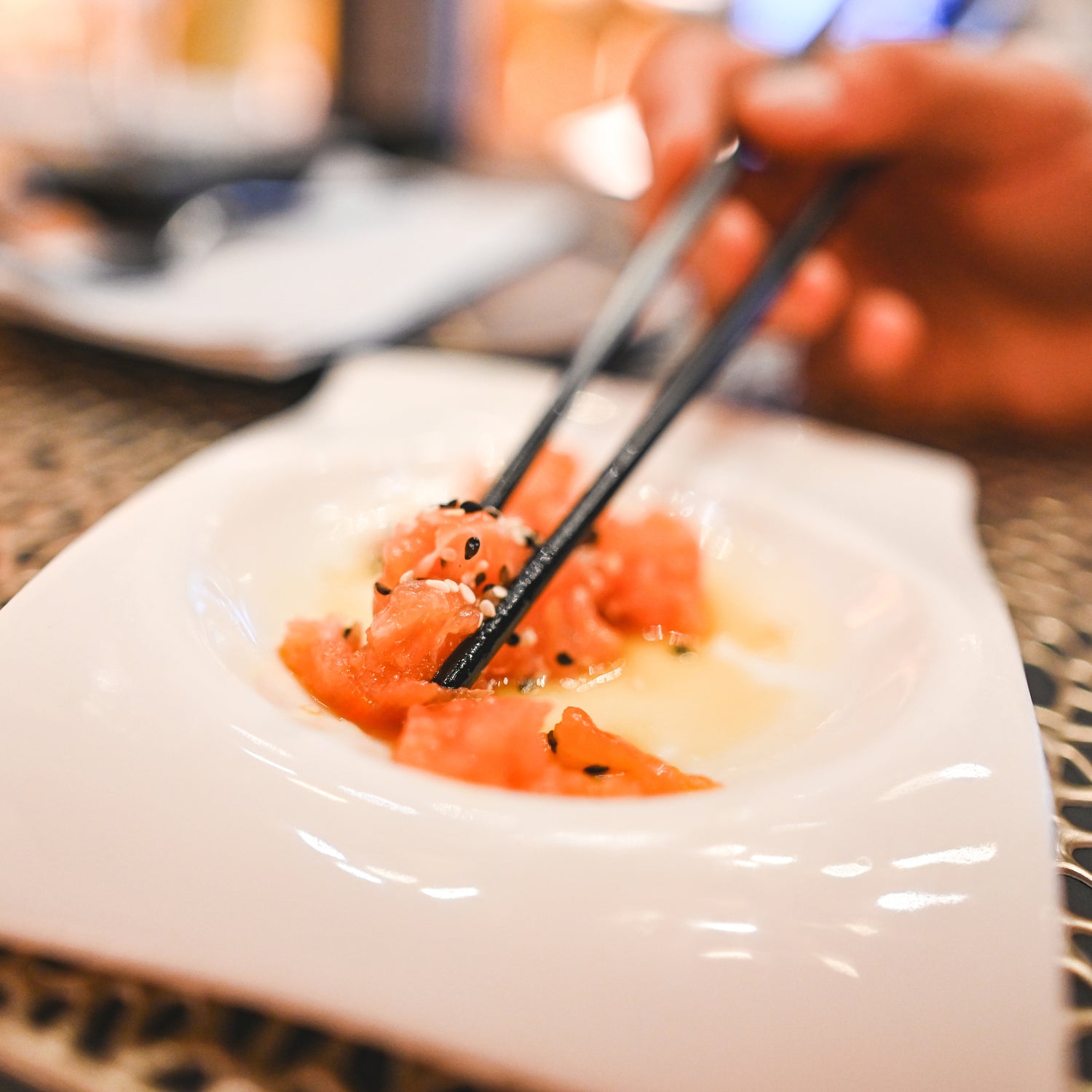 Ceviche de cubes de saumon et saumon fumé