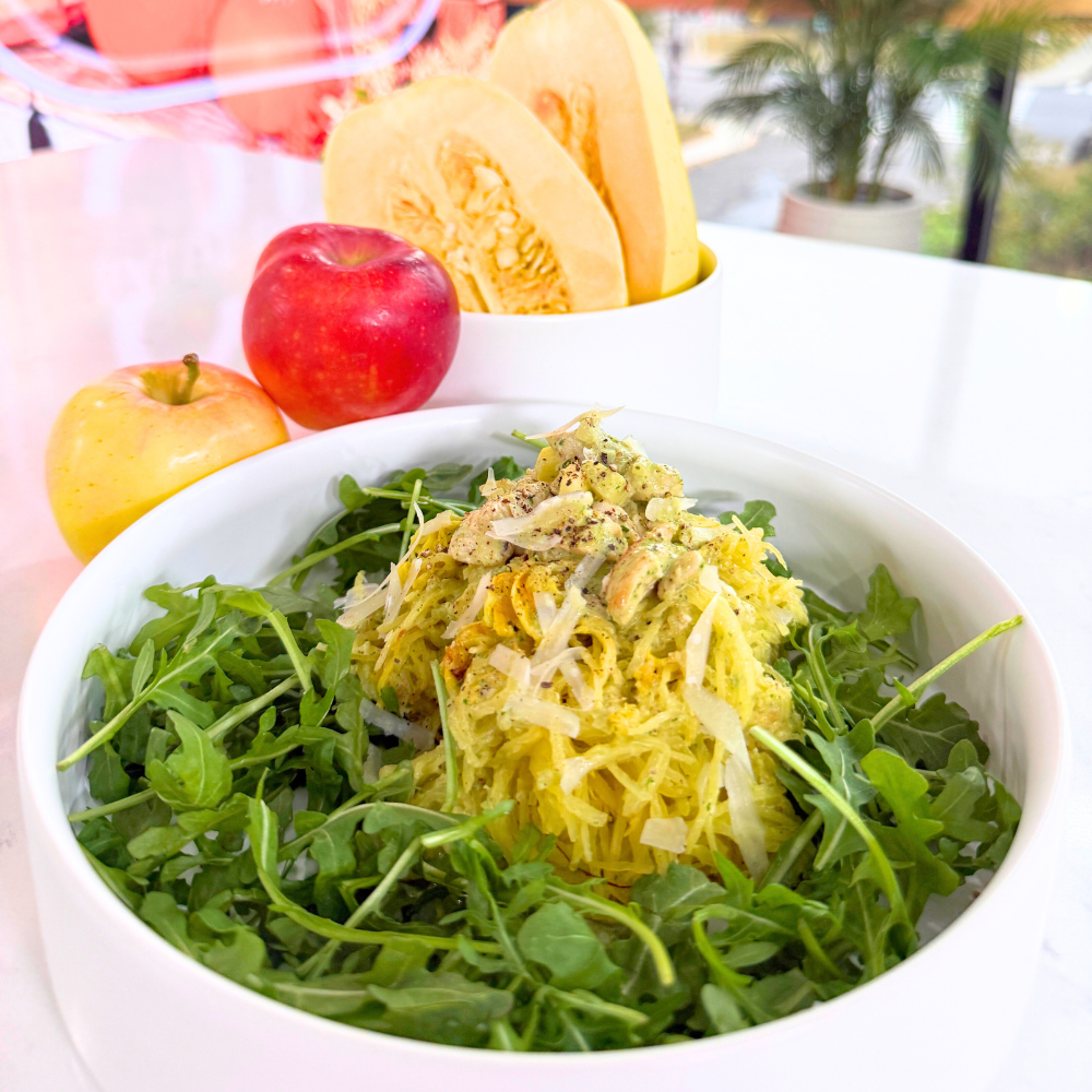 Courge spaghetti au poulet, pomme et pesto crémeux