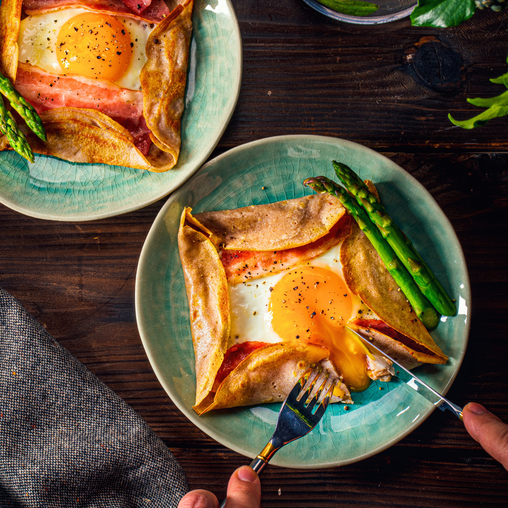 Crêpes salées au bacon, œuf et sirop d'érable