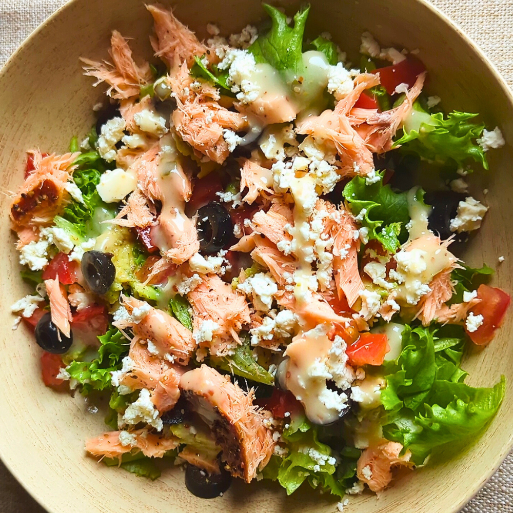 Salade de saumon double-fumé au poivre feta et avocat