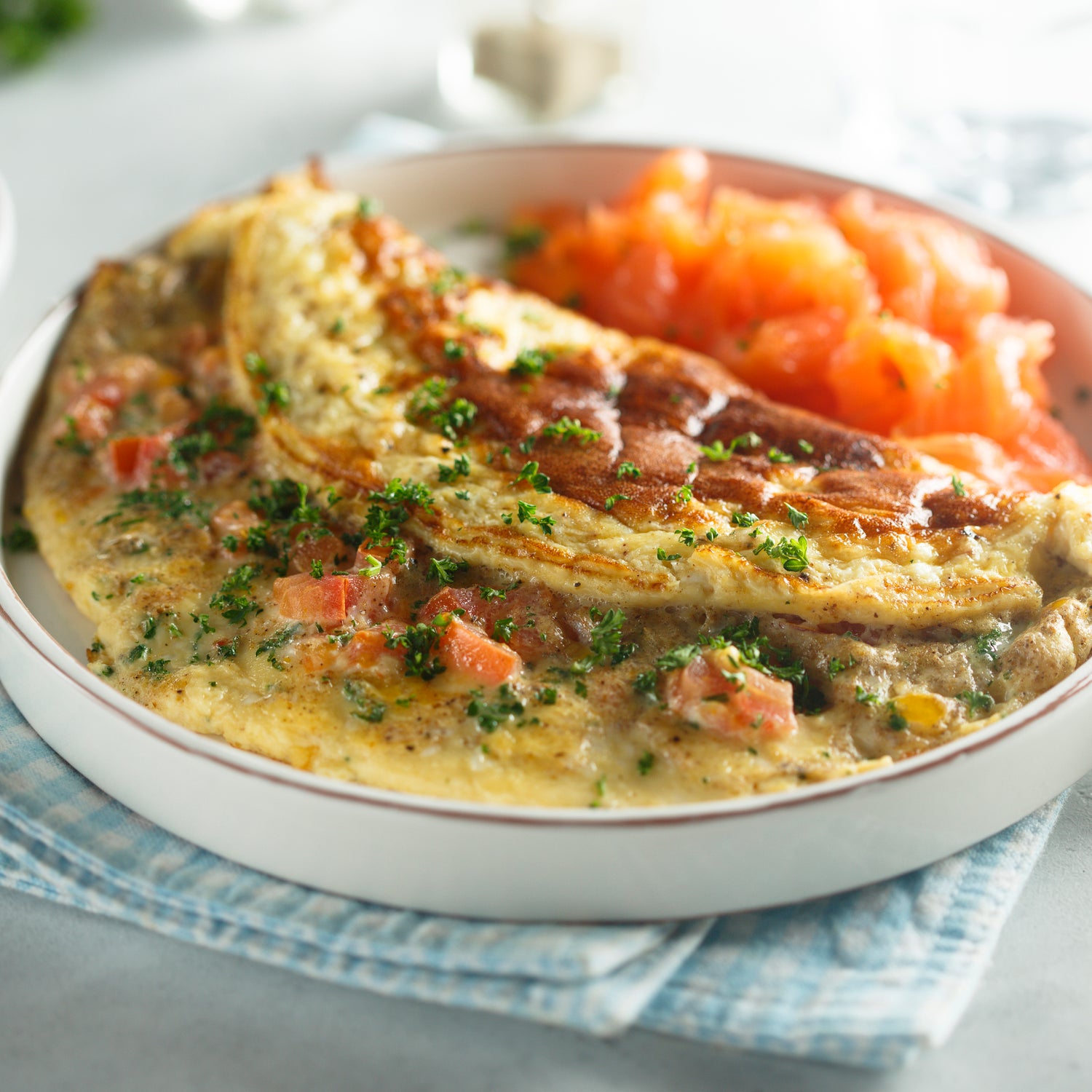 Omelette aux cubes de saumon et saumon fumé