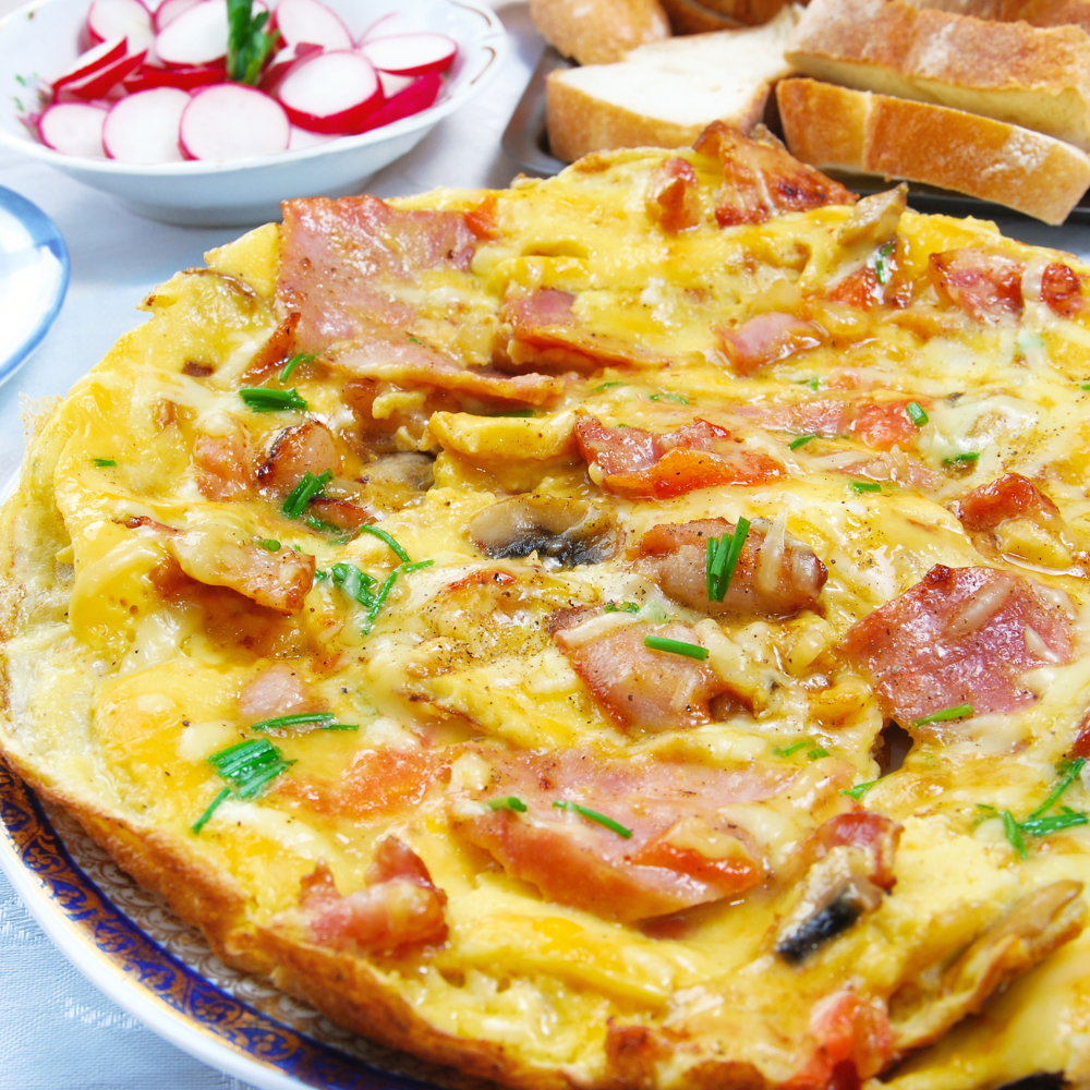 Omelette garnie de fromage, pommes de terre et viande fumée ou jambon