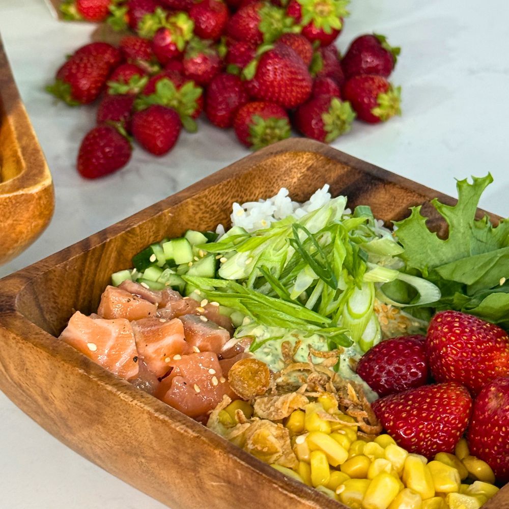 Poké bowl au saumon, fraises et sauce au yogourt