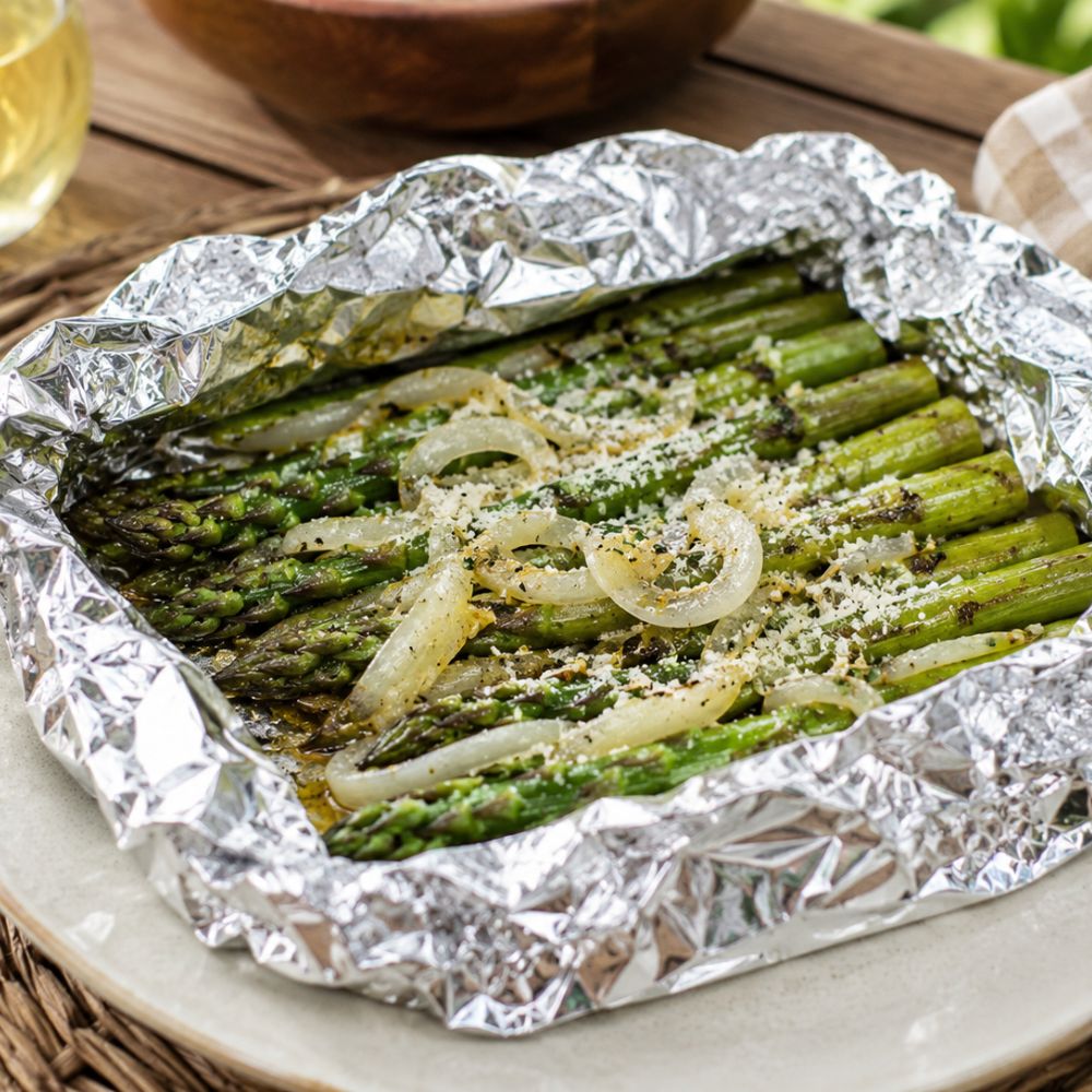 Papillote d'asperges et oignon avec balsamique blanc, ail du québec ou fleur d'ail