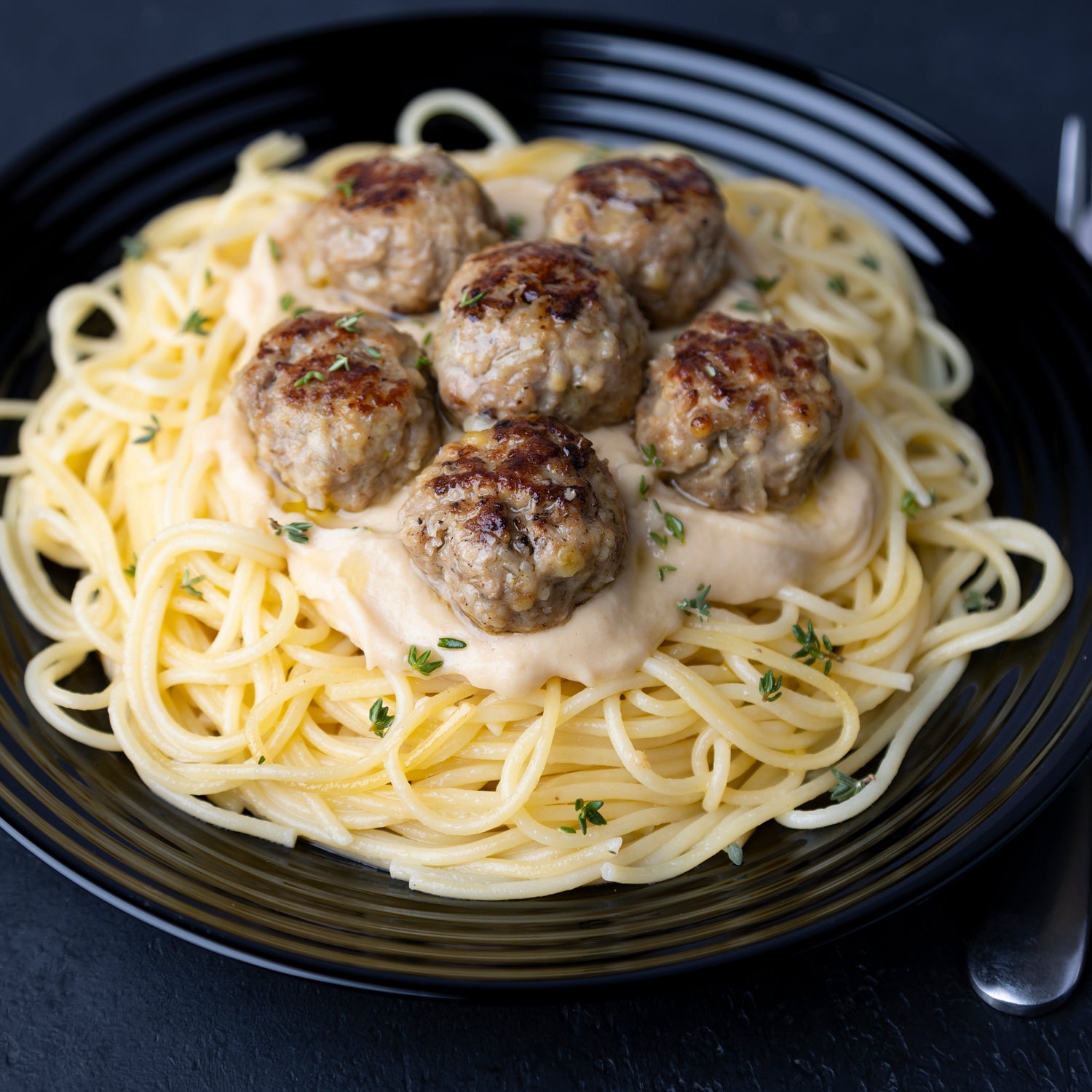 Pâtes crémeuses aux boulettes de porc sauce hamburger steak