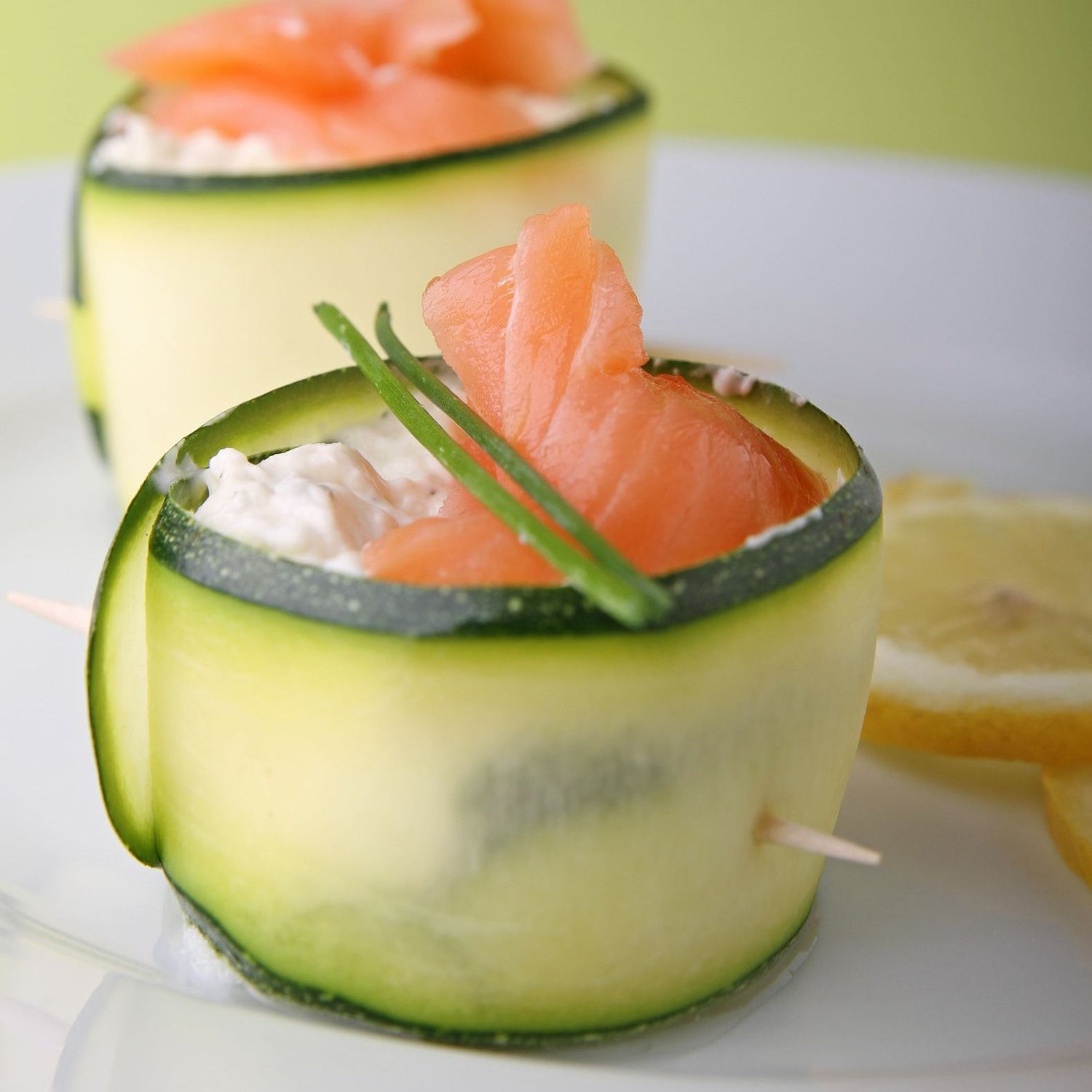 Petits roulés de concombre au saumon Coho fumé et canneberges séchées
