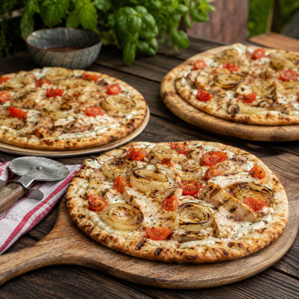 Pizza oignons grillés, poulet aux herbes et crème sûre, au bbq