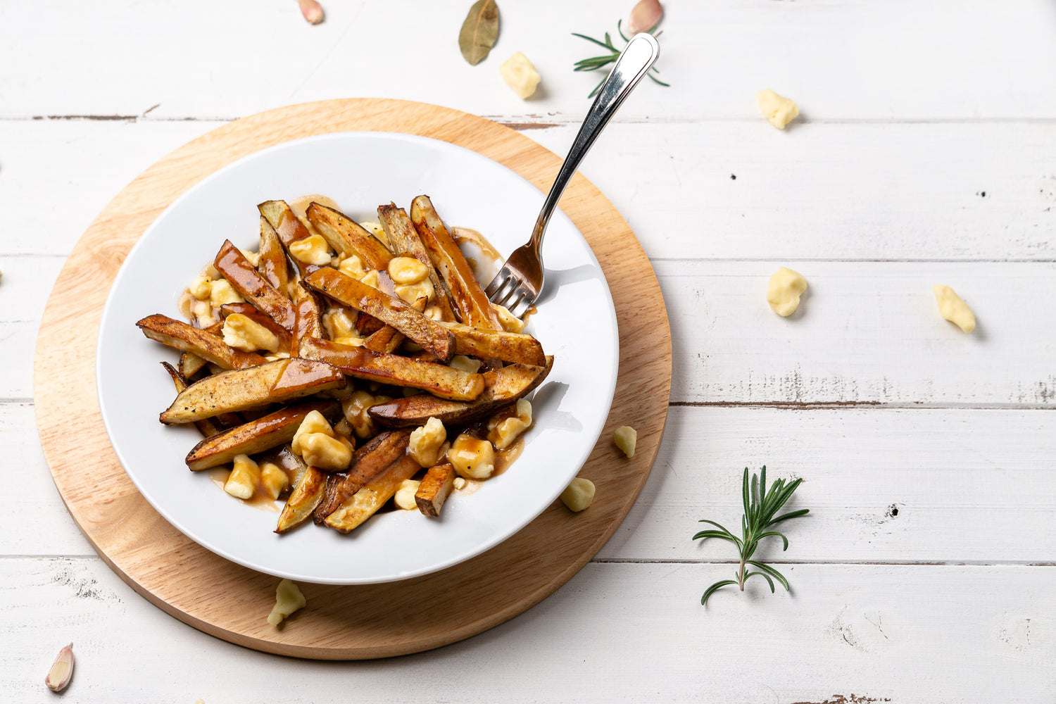 Poutine aux boulettes de porc sauce hamburger steak en sauce brune aux oignons caramélisés
