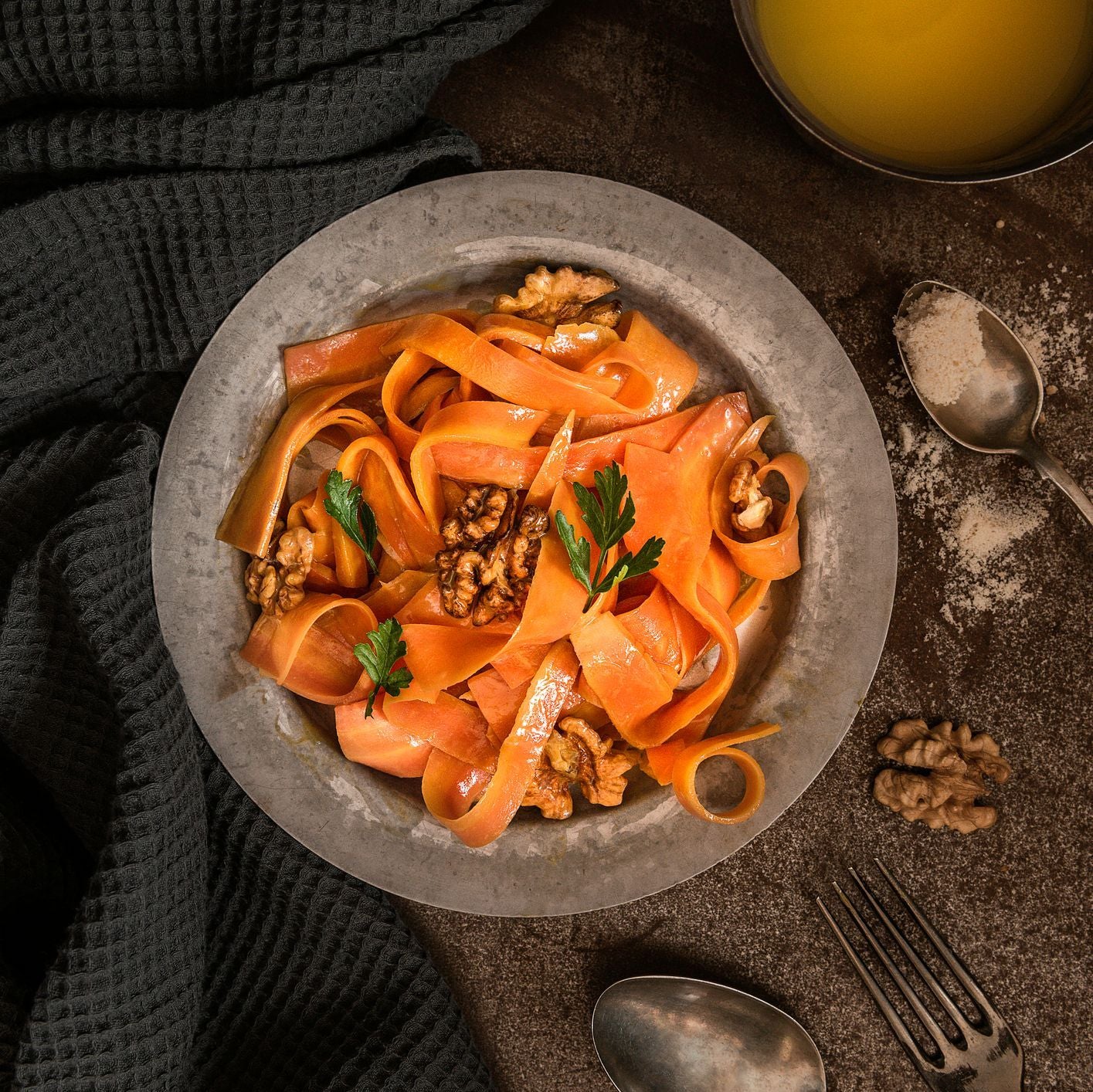 Salade de carottes râpées, raisins secs et jus d'orange