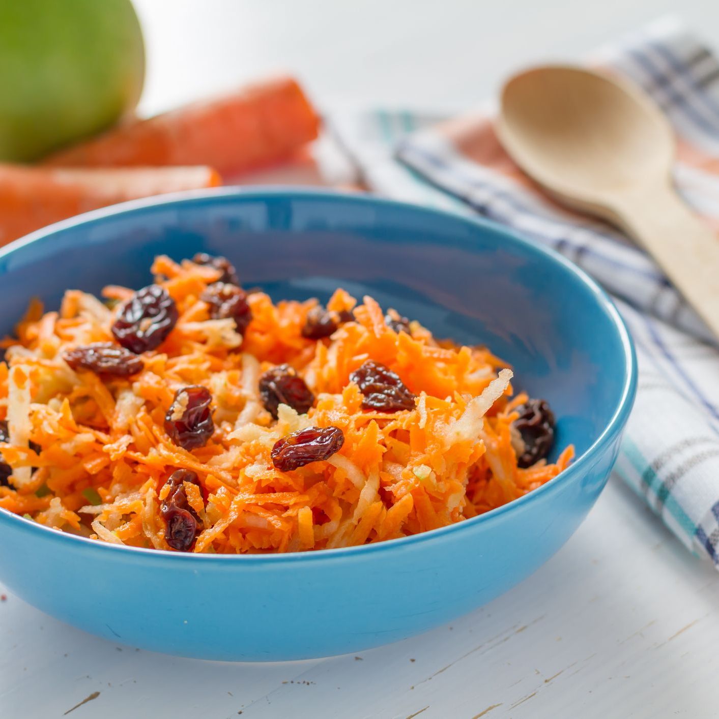 Salade de carottes râpées, raisins secs et vinaigrette au yaourt