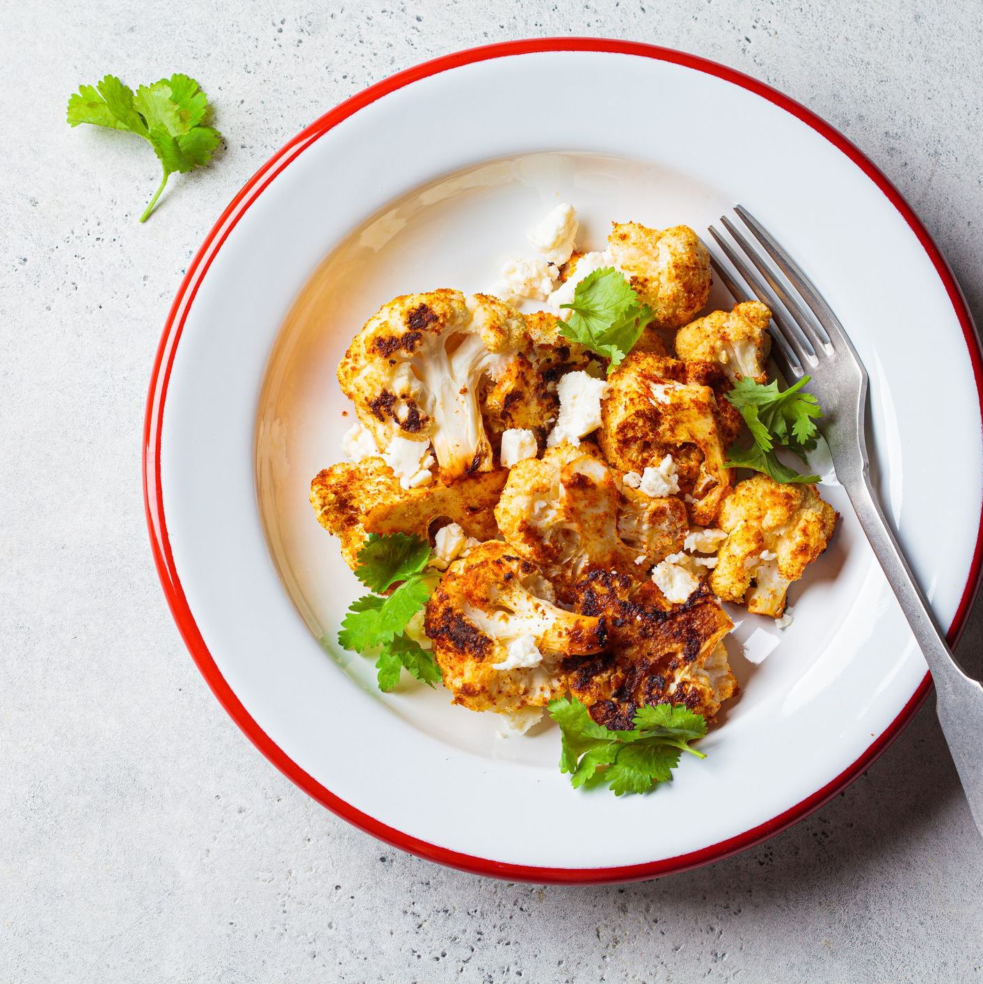 Salade de chou-fleur rôti, raisins secs et persil frais