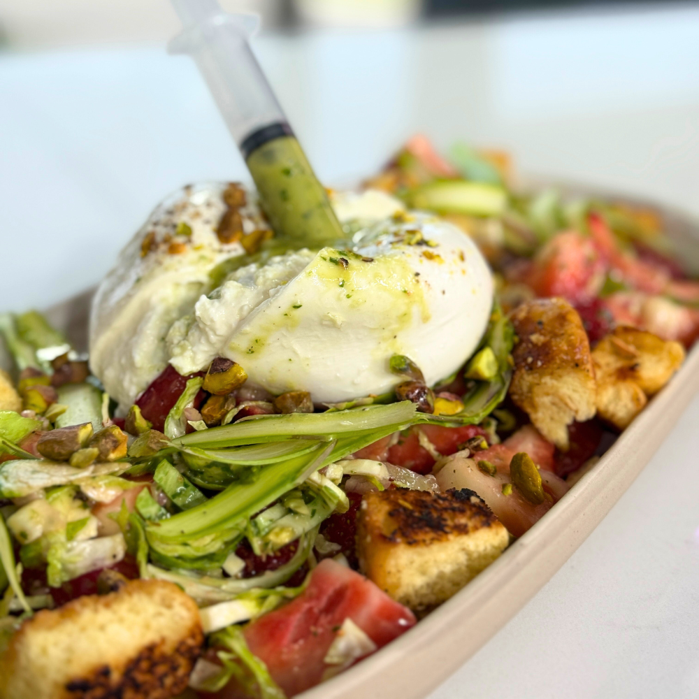 Salade de fraises, burrata et croûtons au miel