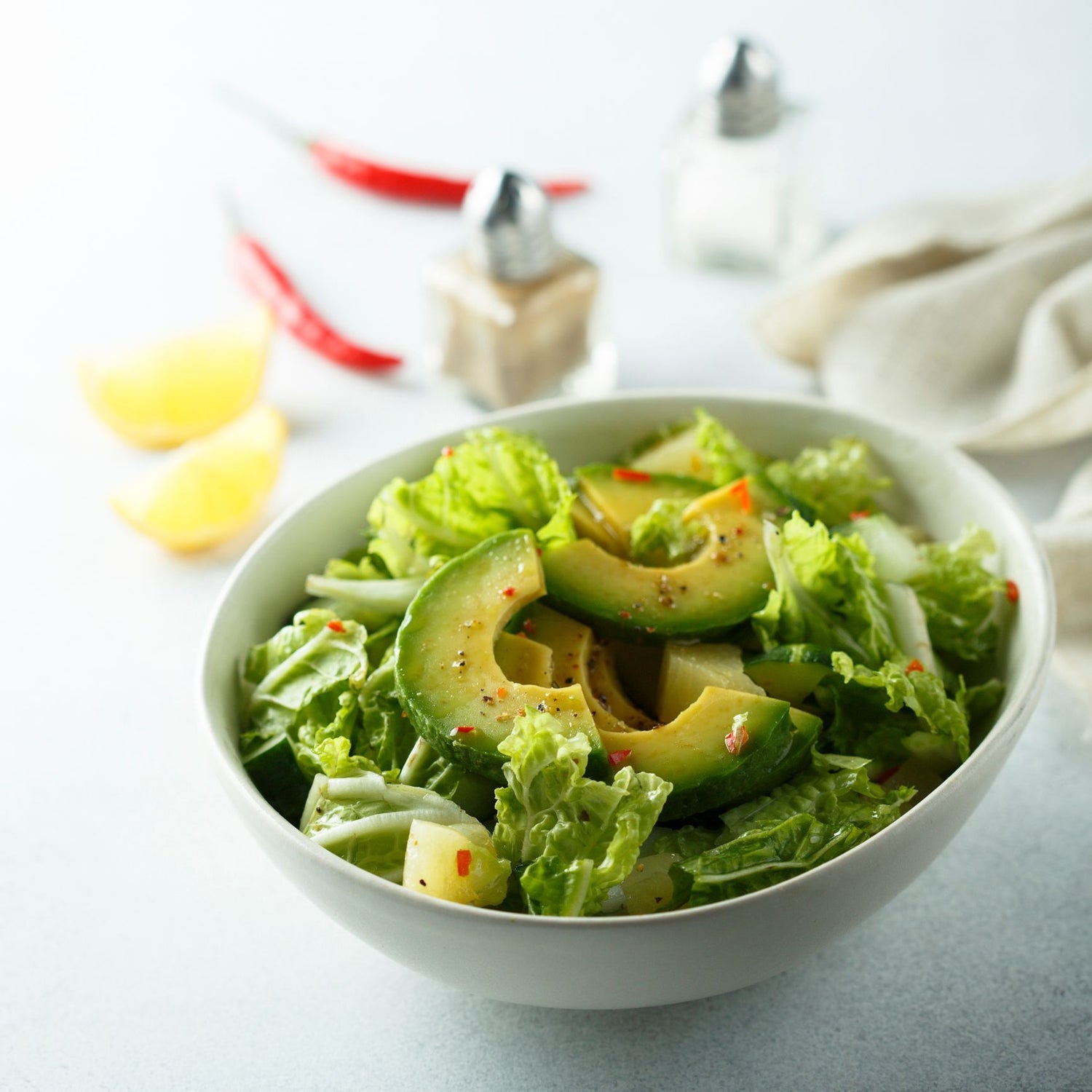 Salade de jeunes pousses, avocat et vinaigrette aux herbes