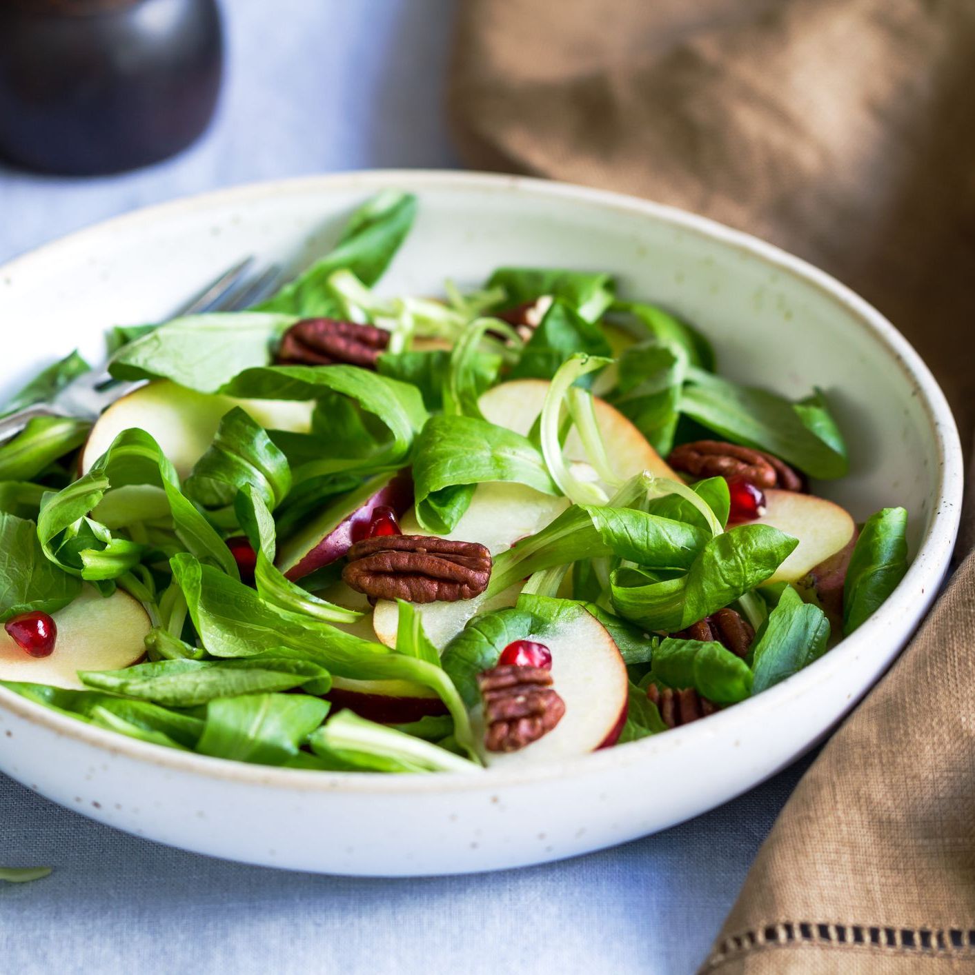 Salade de mâche aux pommes, céleri et vinaigrette à l'érable