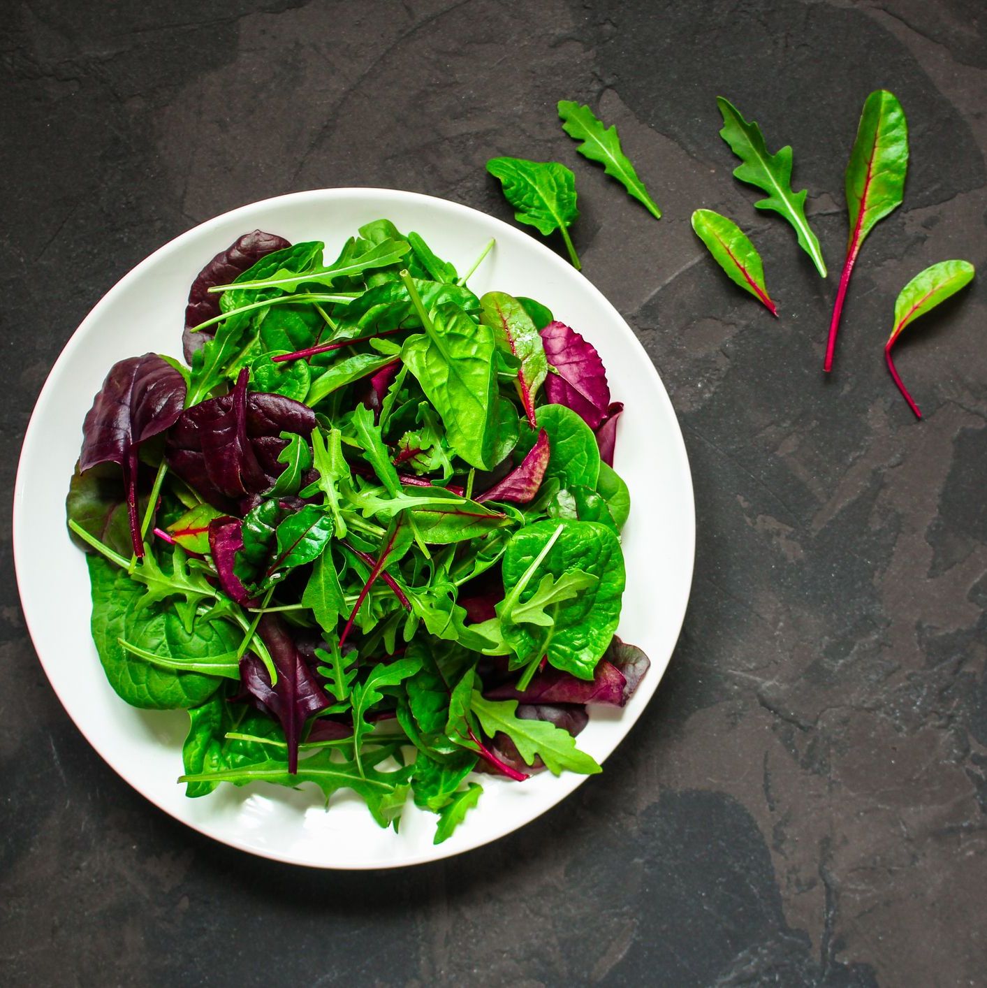 Salade de mesclun, radis et vinaigrette au vinaigre de framboise