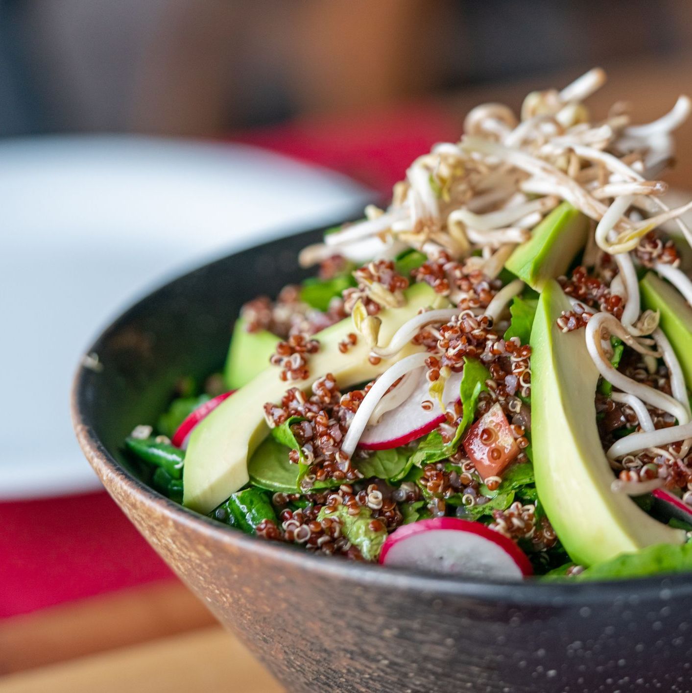 Salade de quinoa, avocat et vinaigrette à l'orange