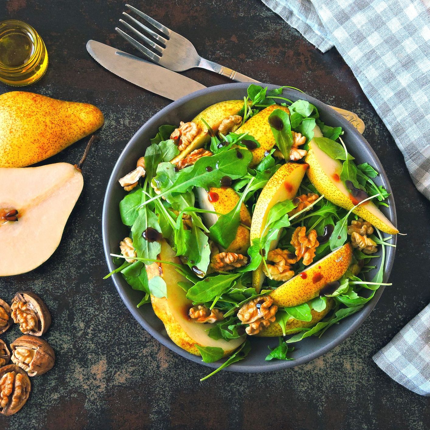 Salade de roquette aux poires et noix caramélisées
