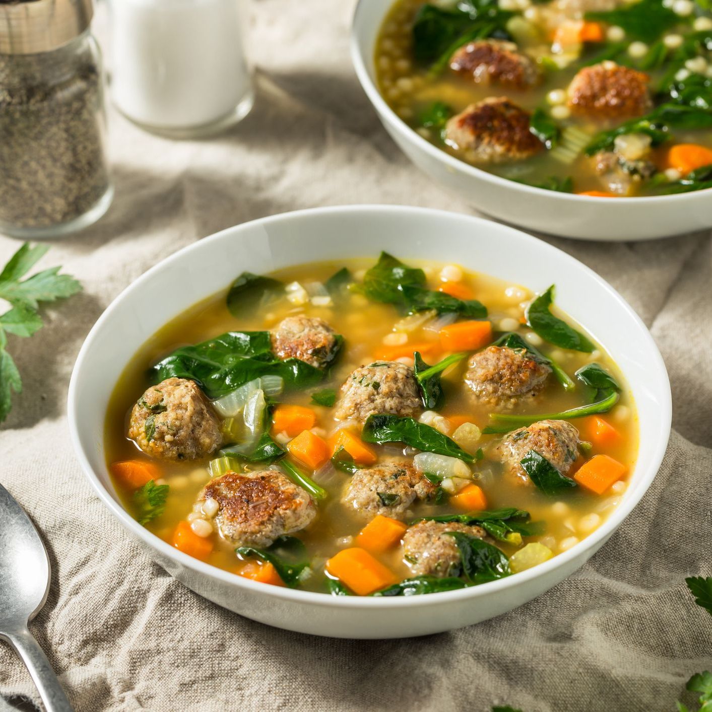 Suppe mit Schweinefleischbällchen Hamburgersauce Steak und Kartoffeln Suppe mit Schweinefleischbällchen Hamburgersauce Steak und Kartoffeln