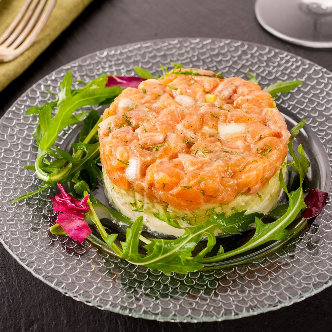 Tartare de duo de saumon au pamplemousse, radis et roquette