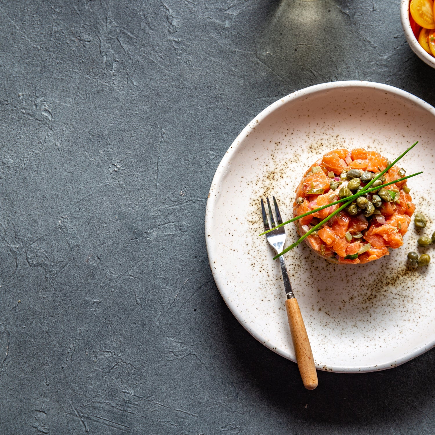 Tartare de duo de saumon aux câpres, aneth et pomme verte