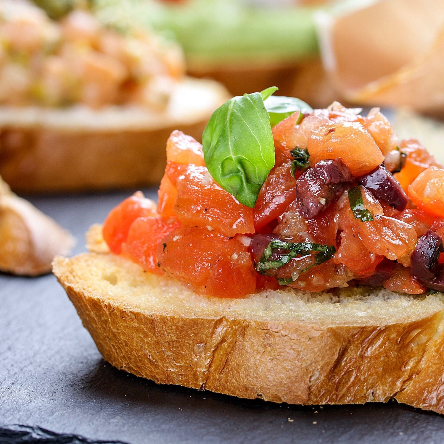 Tartare de duo de saumon aux tomates séchées, basilic