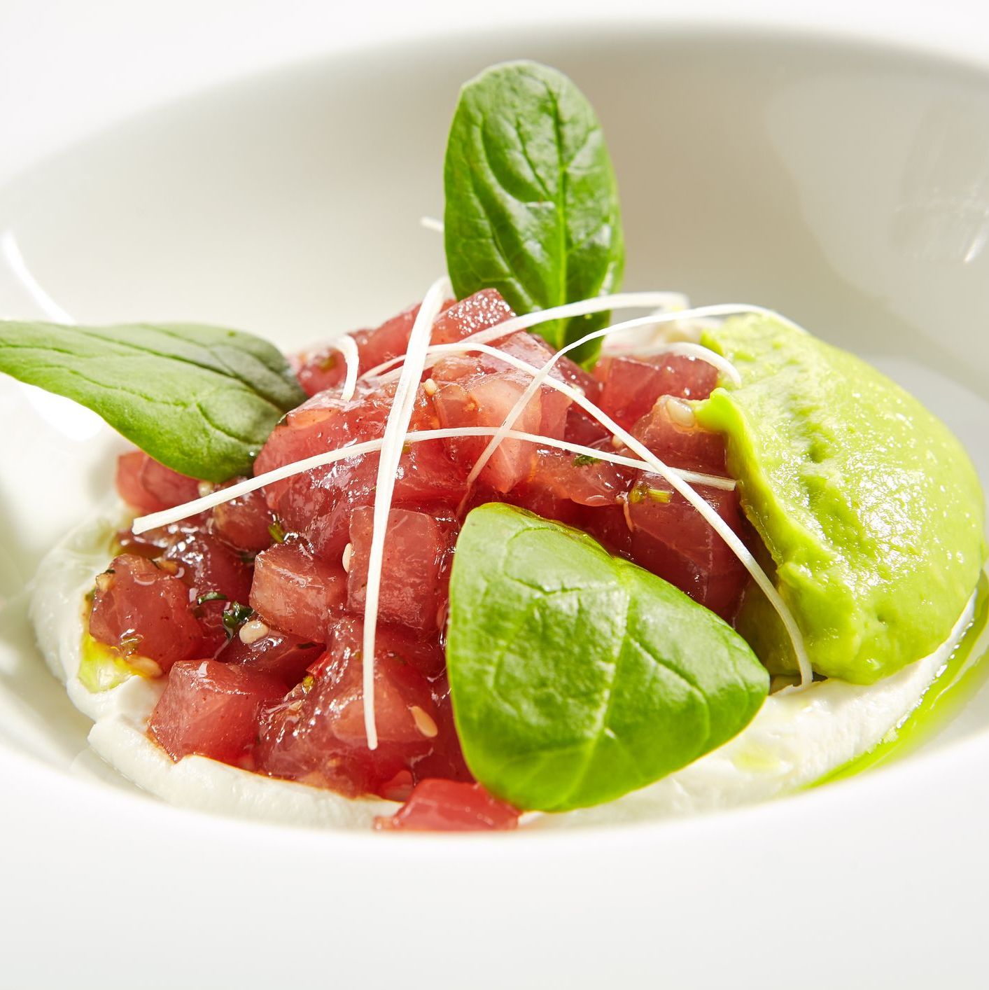 Tartare de thon à la tomate et basilic