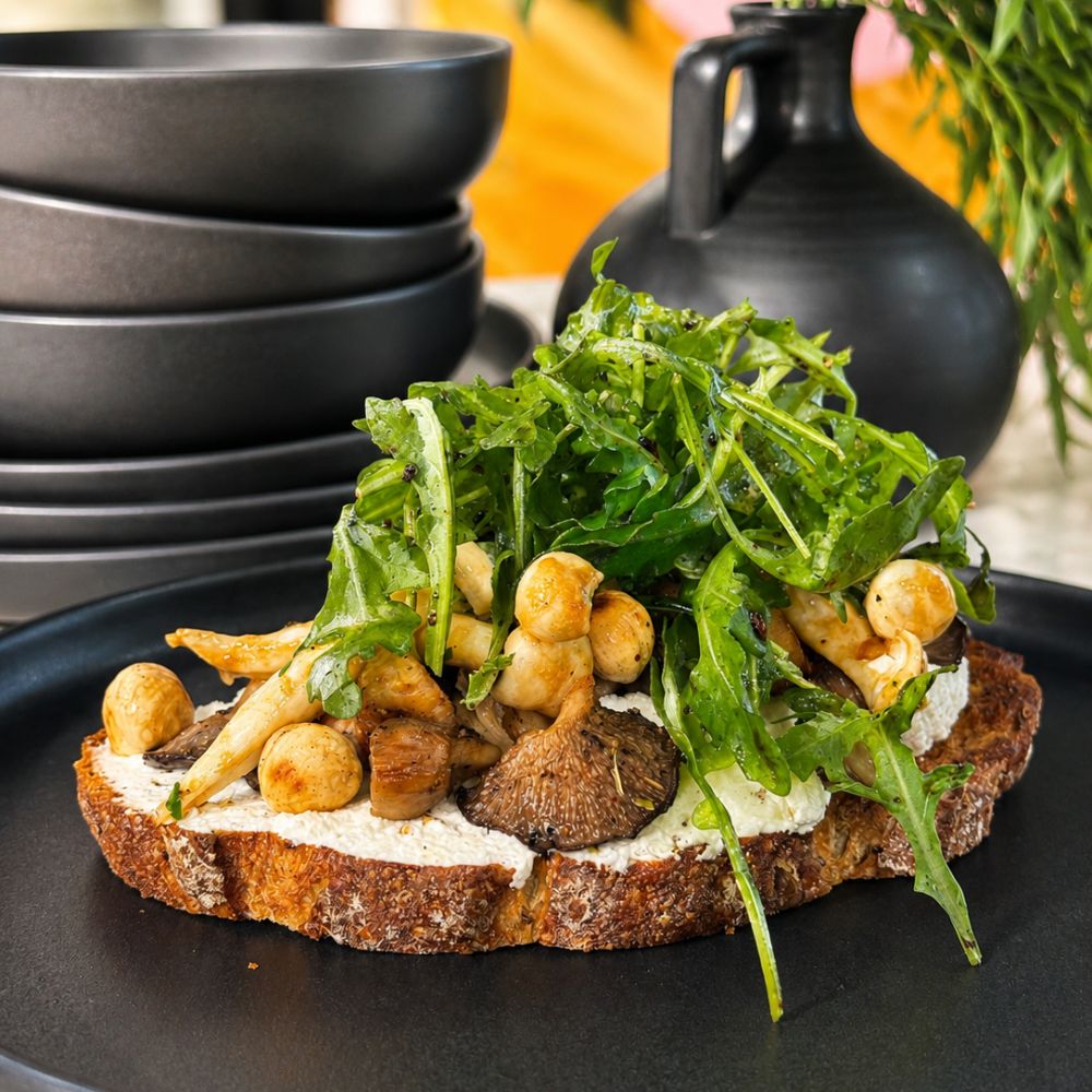 Tartine de champignons rôtis, chèvre à l'ail confit et noisettes