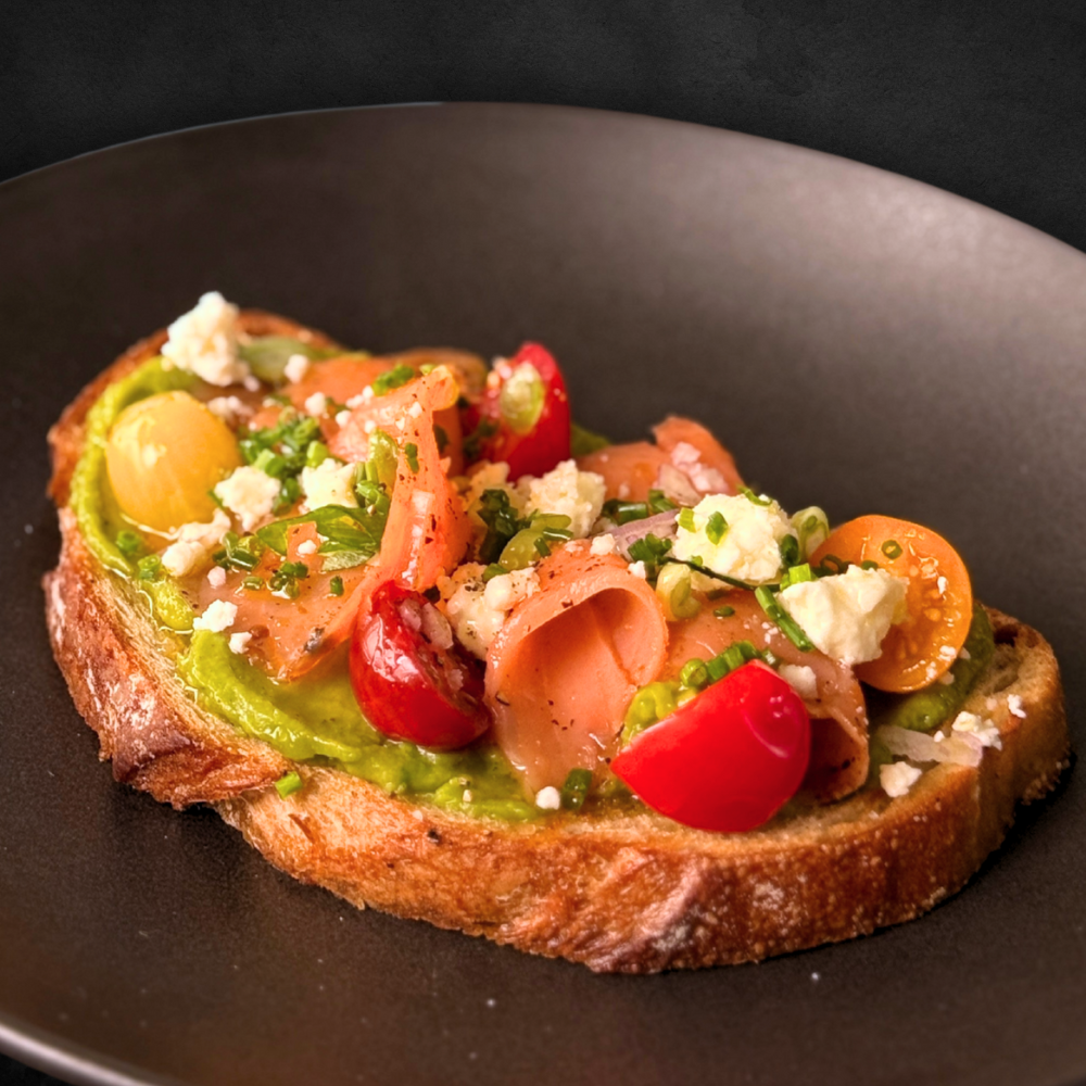 Tartine de saumon fumé pastrami, avocat et feta