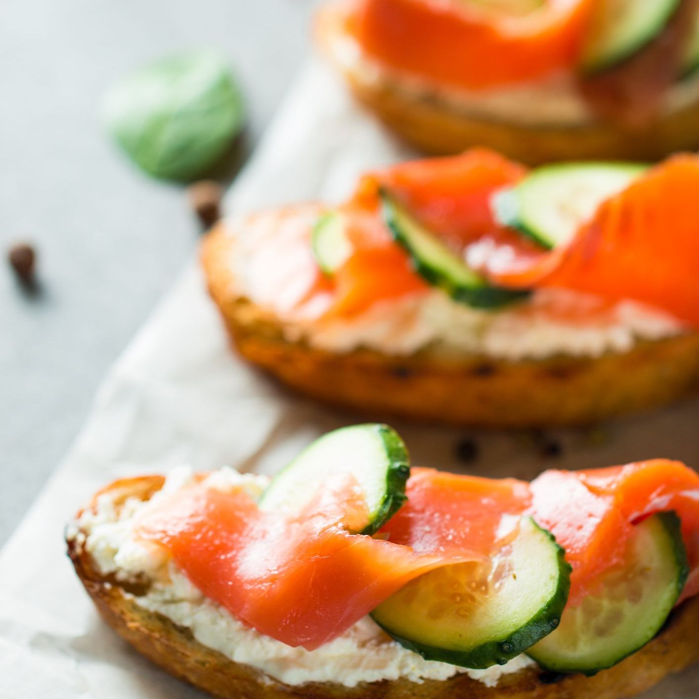 Tartine festive à la bûchette de saumon Coho fumé et canneberges séchées
