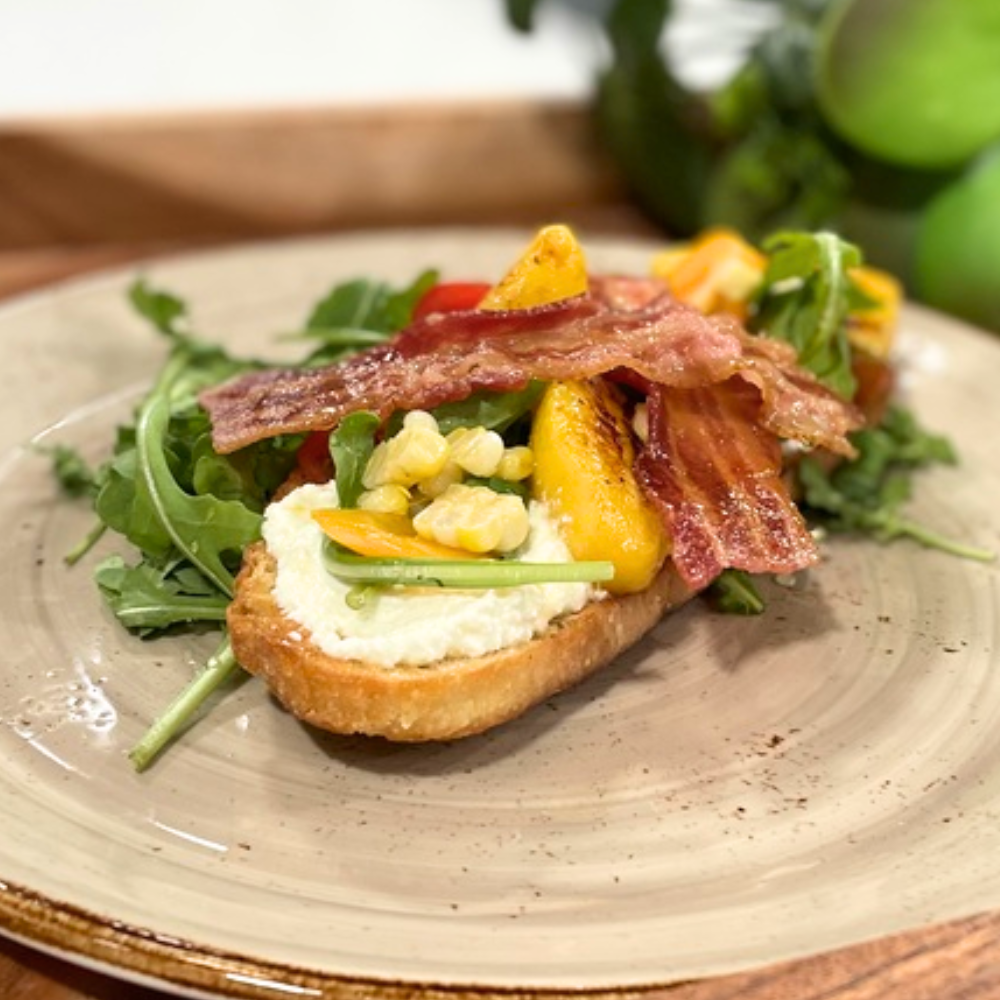 Tartine gourmande à la ricotta, bacon et pêches grillées