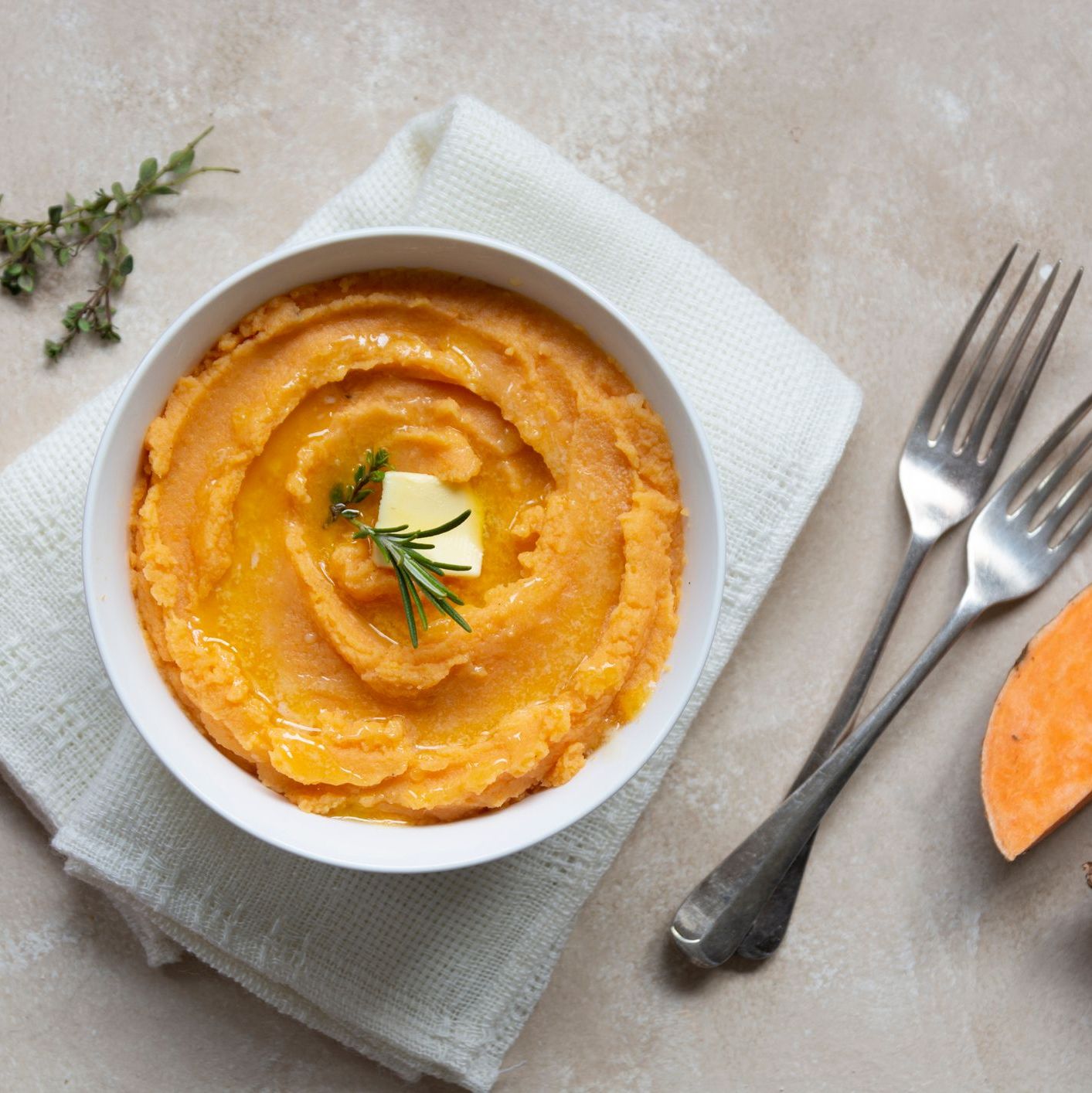 Tartines de pain grillé, patates douces, jambon et œuf poché