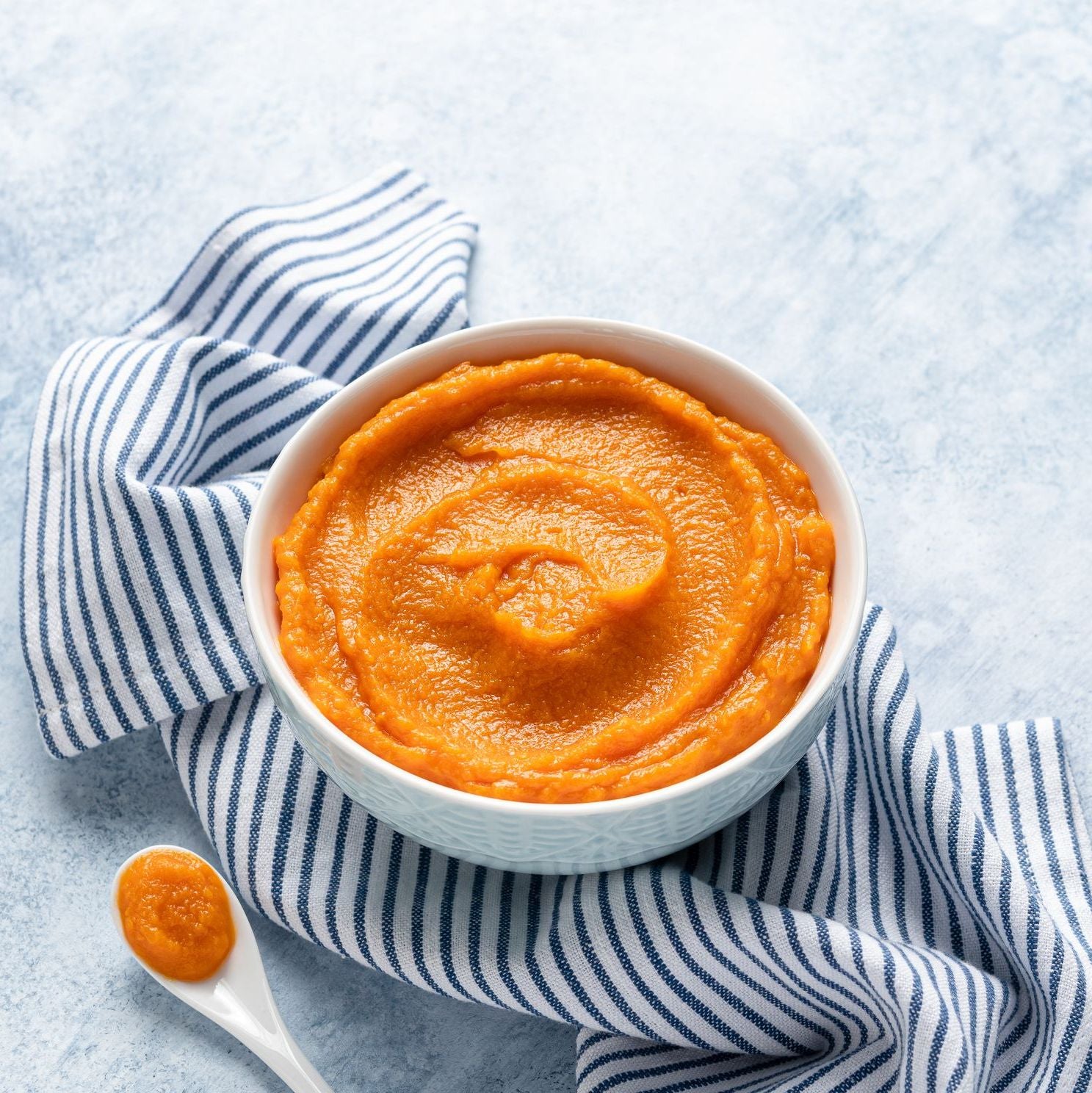 Tartines de pain grillé, purée de carottes, feta et noix