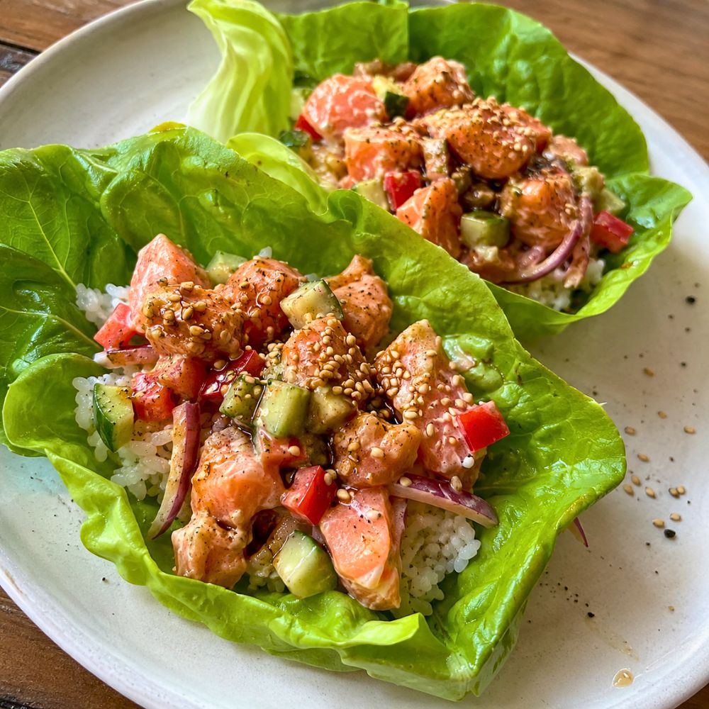 Wraps de laitue au saumon style poké