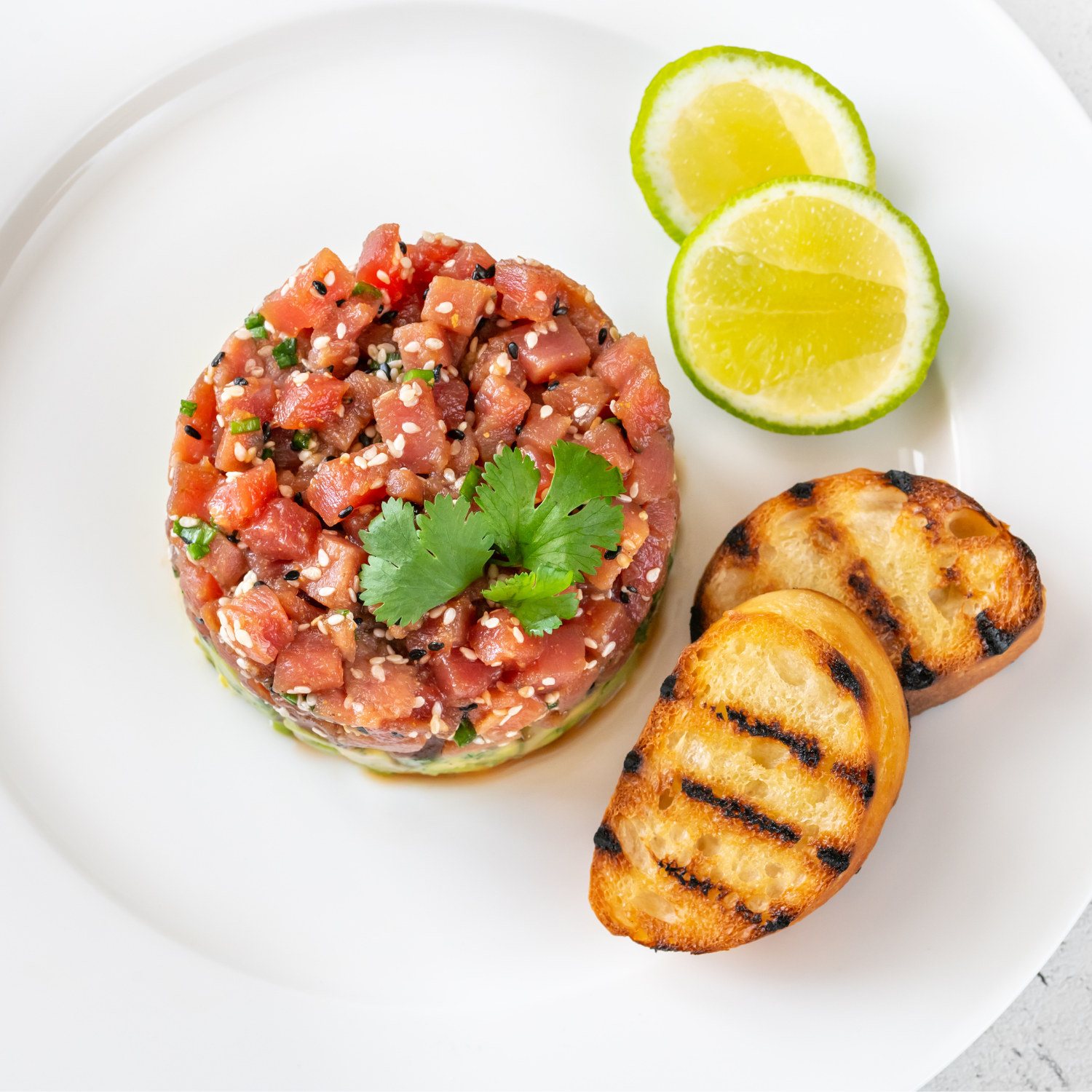 Tartare de thon au chili crispy et avocat