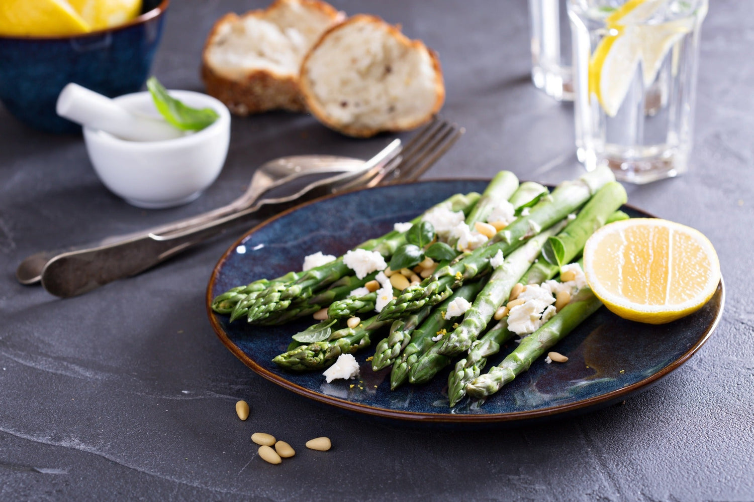Légumes de printemps et buratta crémeuse