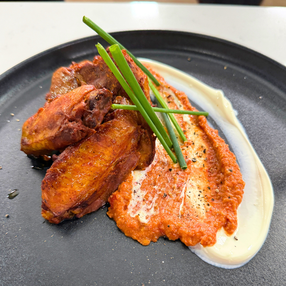 Ailes de poulet avec trempette crème fraîche et pesto de tomates confites