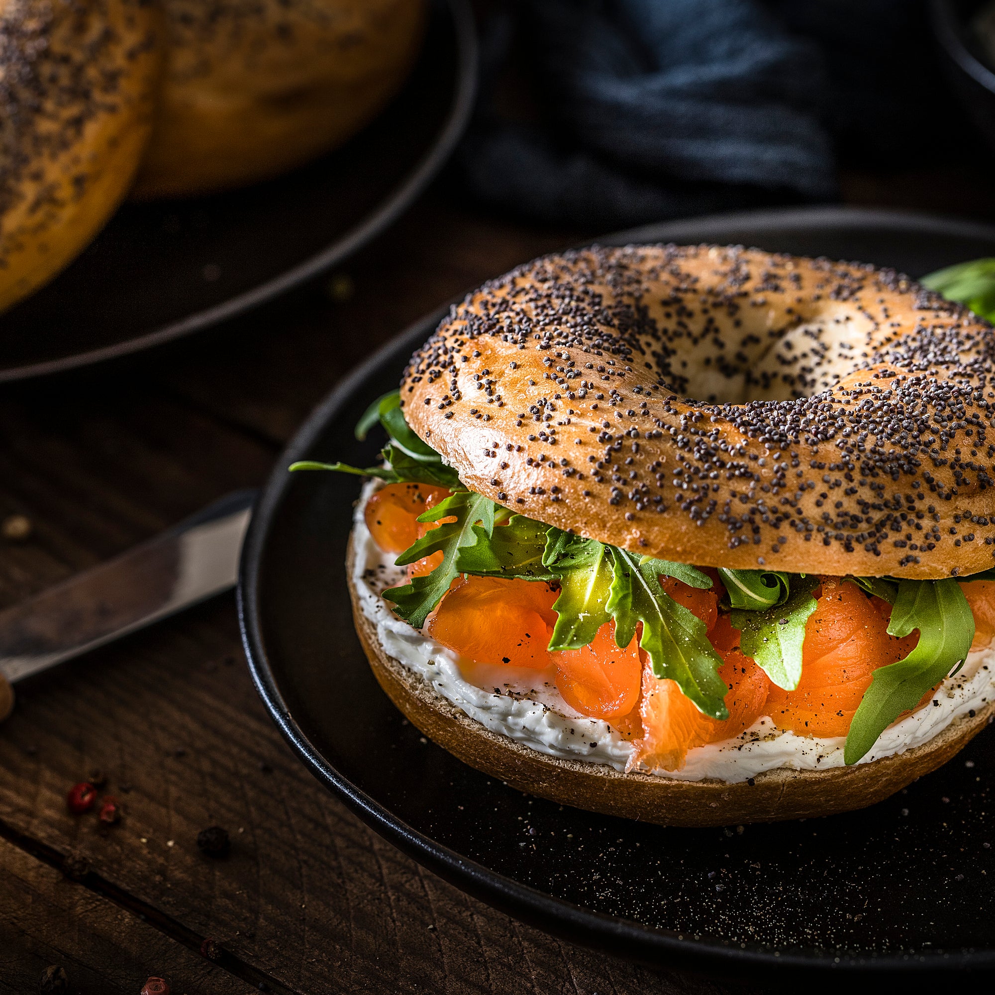 Bagel au saumon fumé et cubes de saumon
