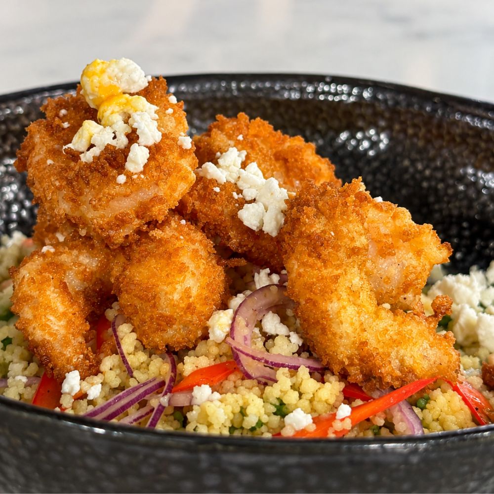 Crevettes croustillantes miel-harissa, couscous citronné et feta