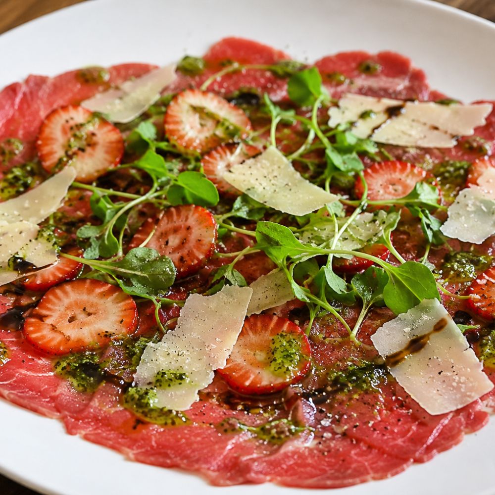 Carpaccio de bœuf et fraises, roquette et parmesan
