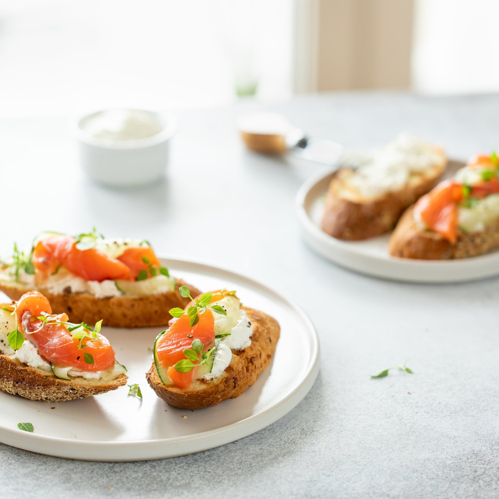 Crostinis au saumon fumé et cubes de saumon marinés