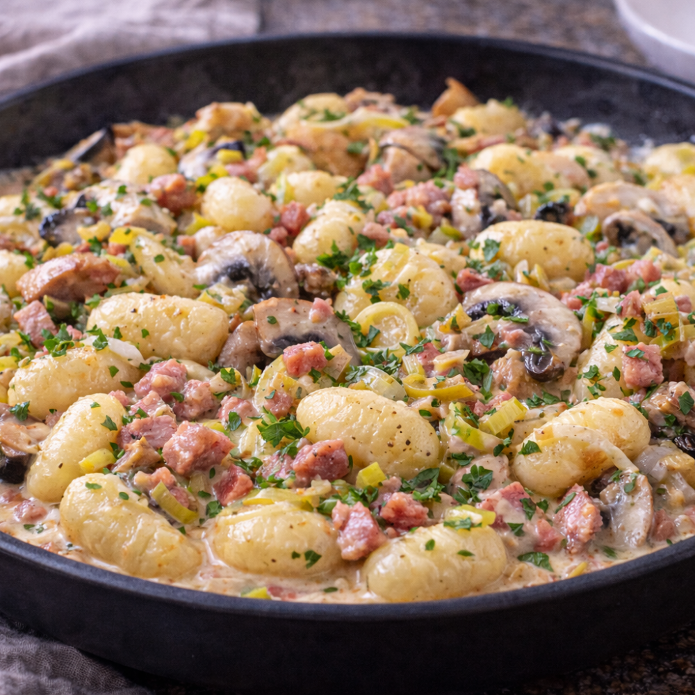 Gnocchis, tombé de poireaux et champignons crémeux à la vodka et jambon oesling