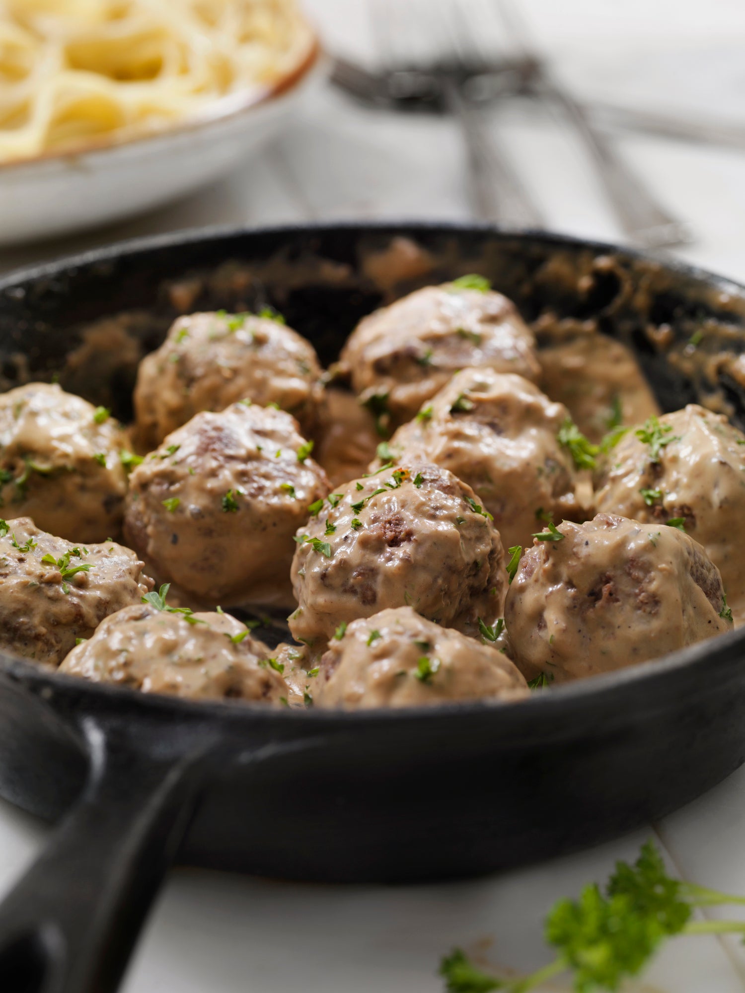 Gratin de boulettes de porc sauce hamburger steak et pommes de terre dauphinoises