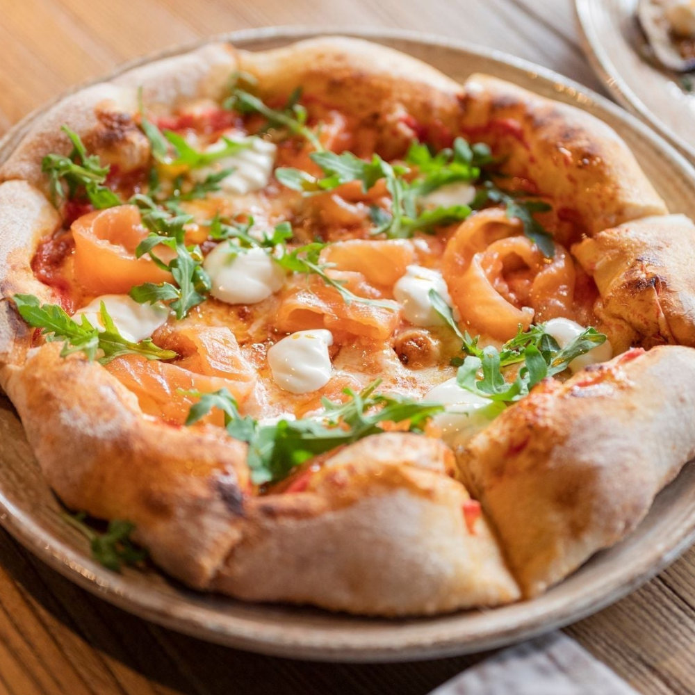 Pizza au saumon fumé pastrami et roquette