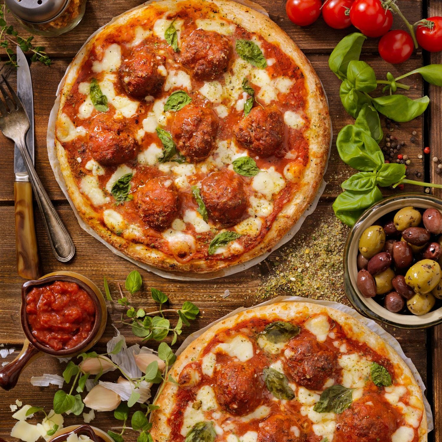 Pizza aux Boulettes de Poulet et Basilic Frais