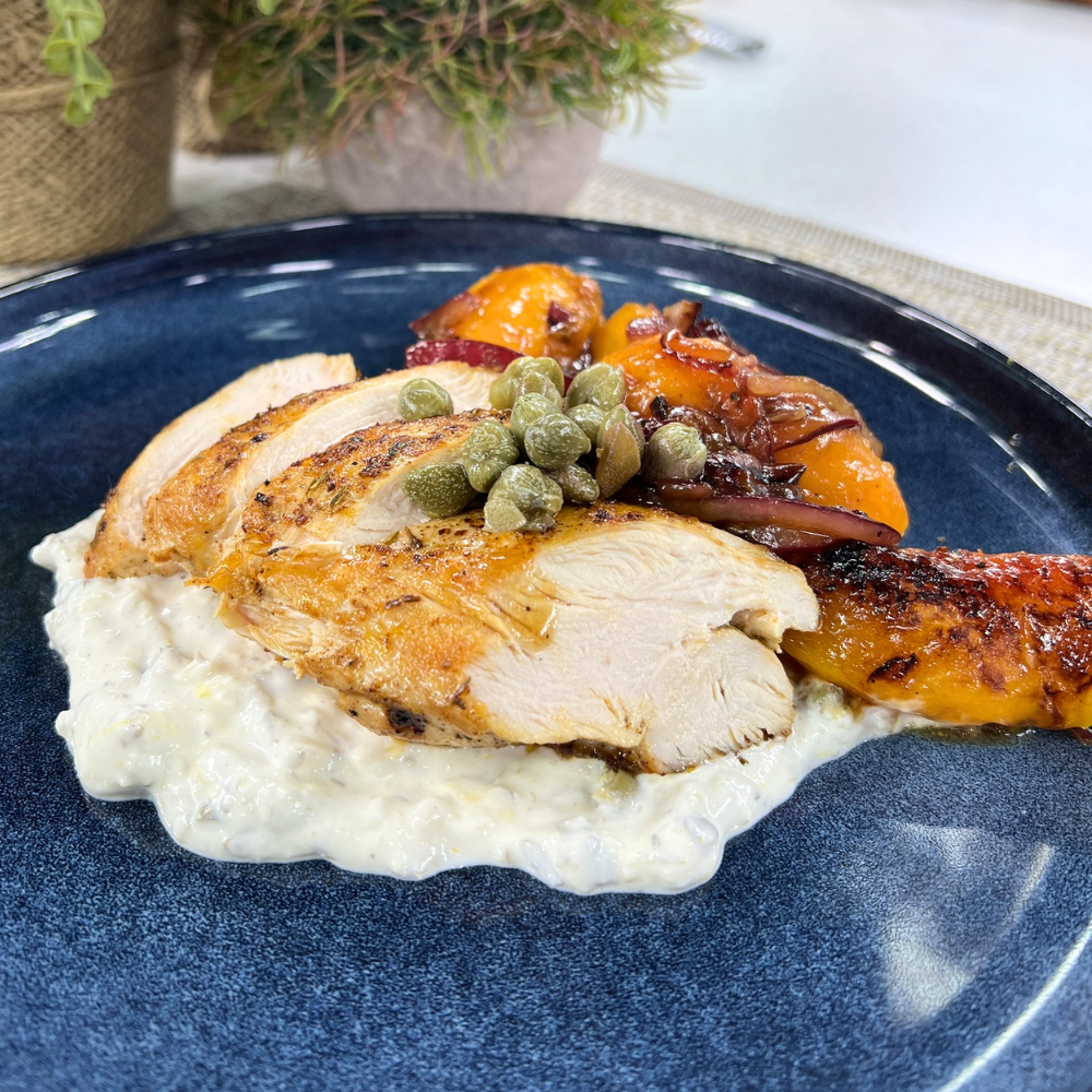 Poulet grillé avec pêches et sauce crémeuse