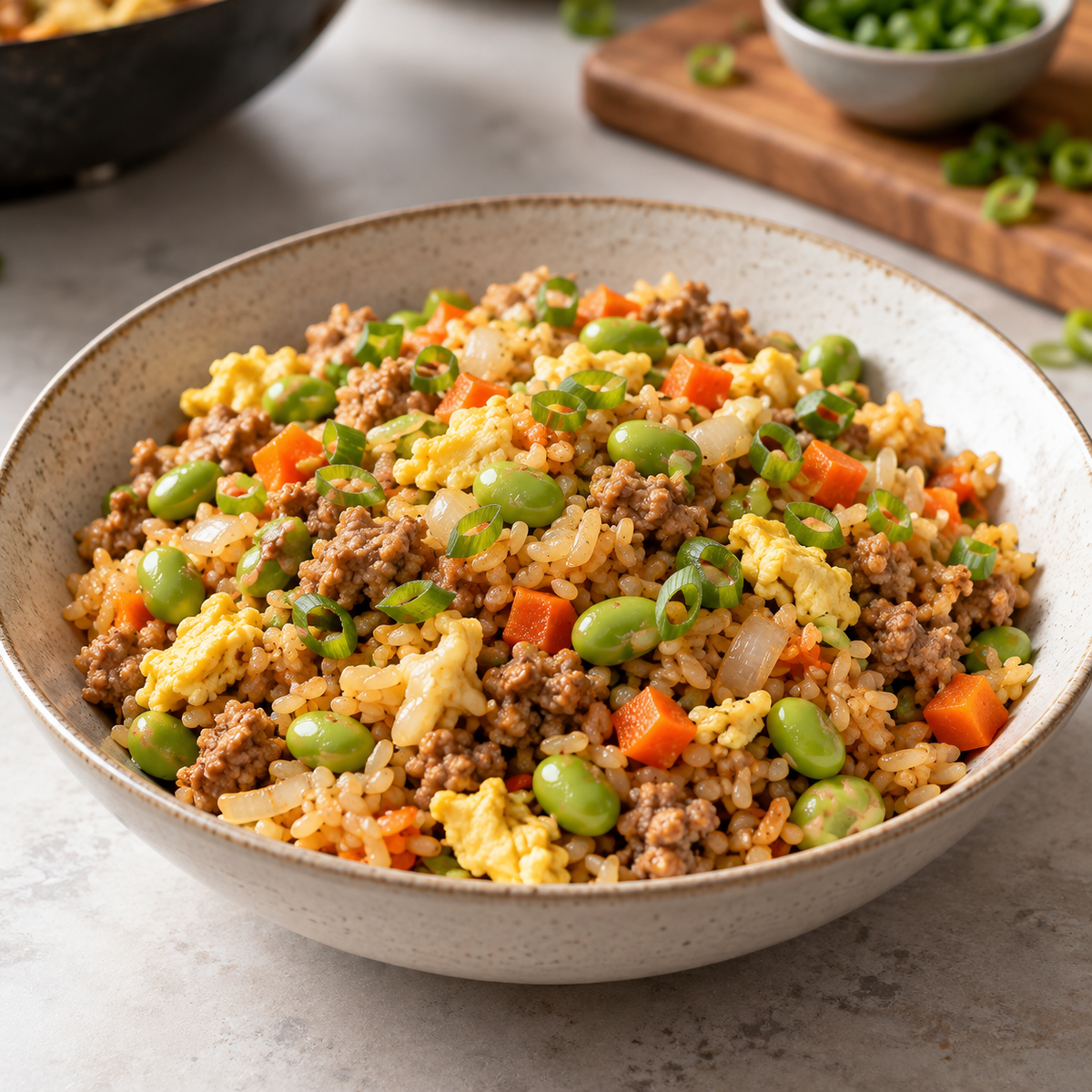 Riz frit au porc haché et edamamé